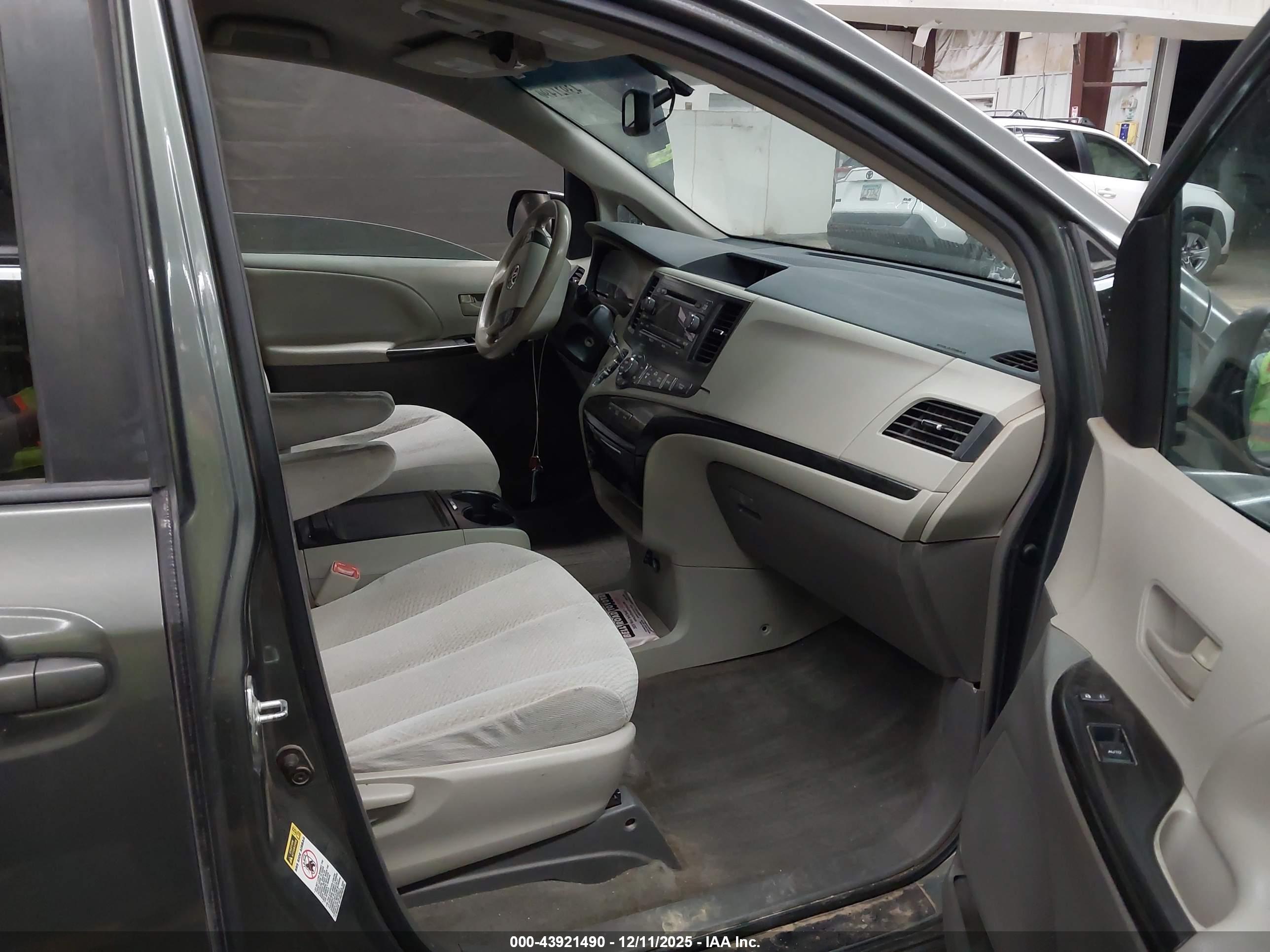 TOYOTA SIENNA image 5