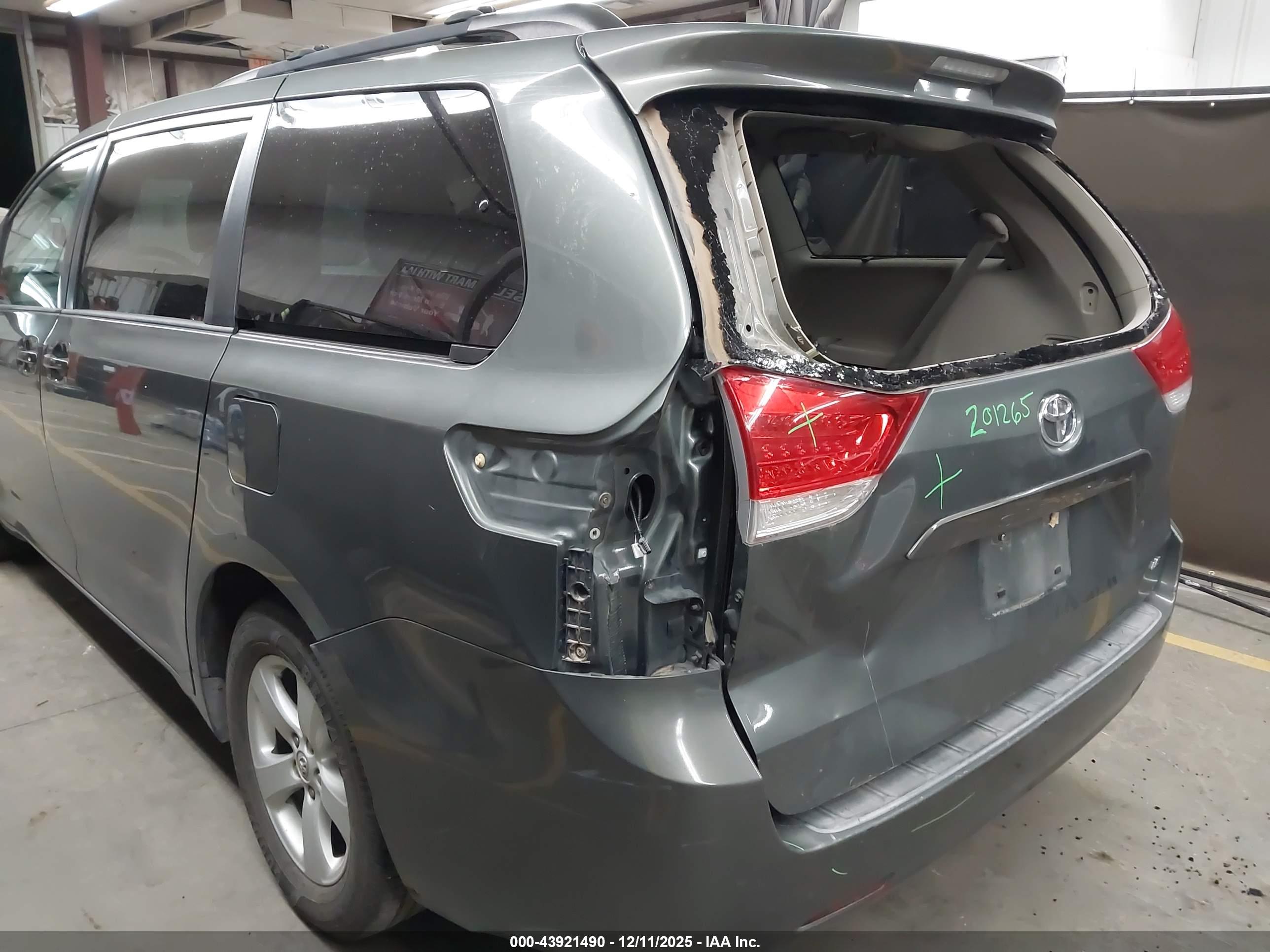 TOYOTA SIENNA image 6