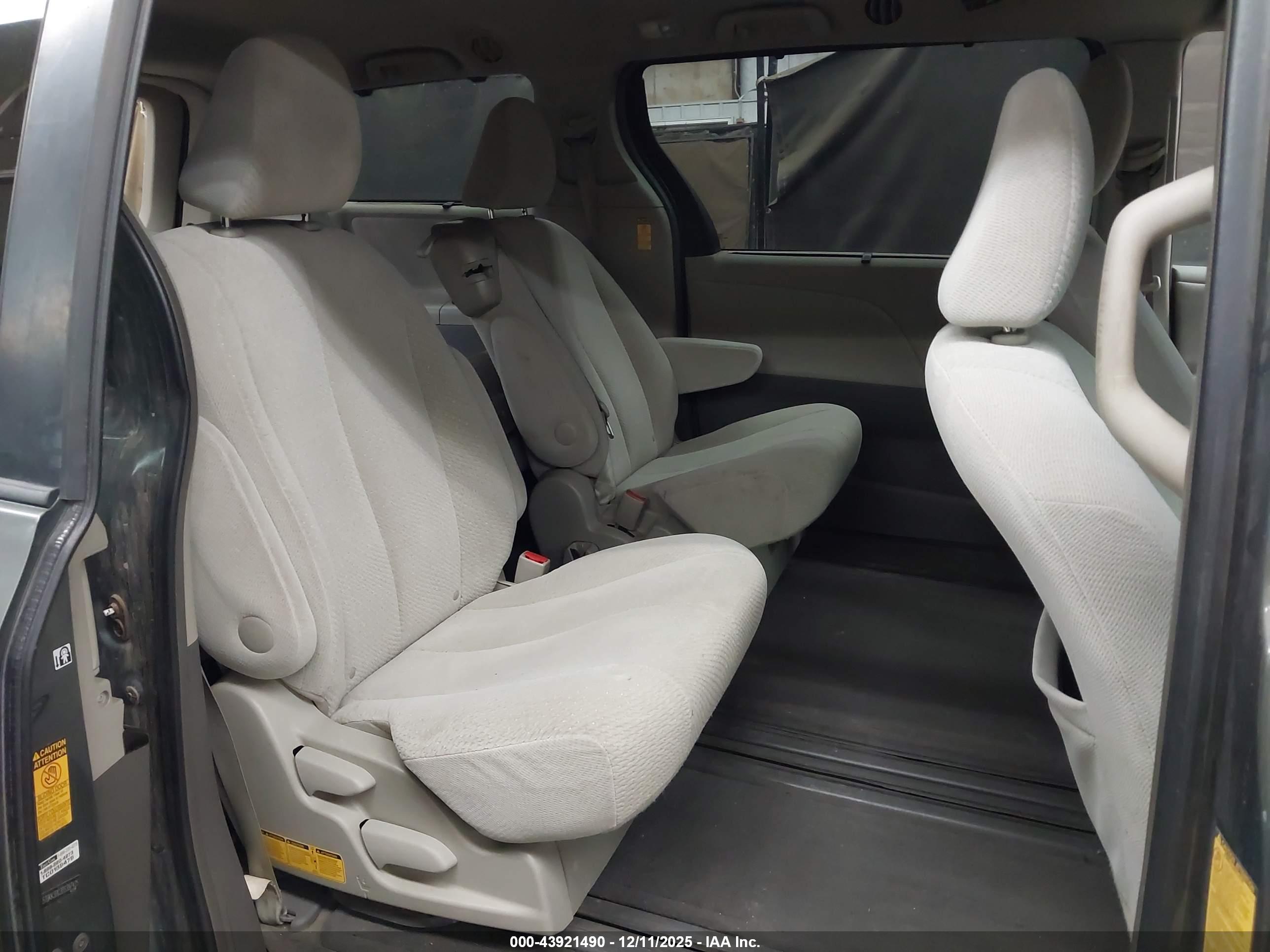 TOYOTA SIENNA image 8
