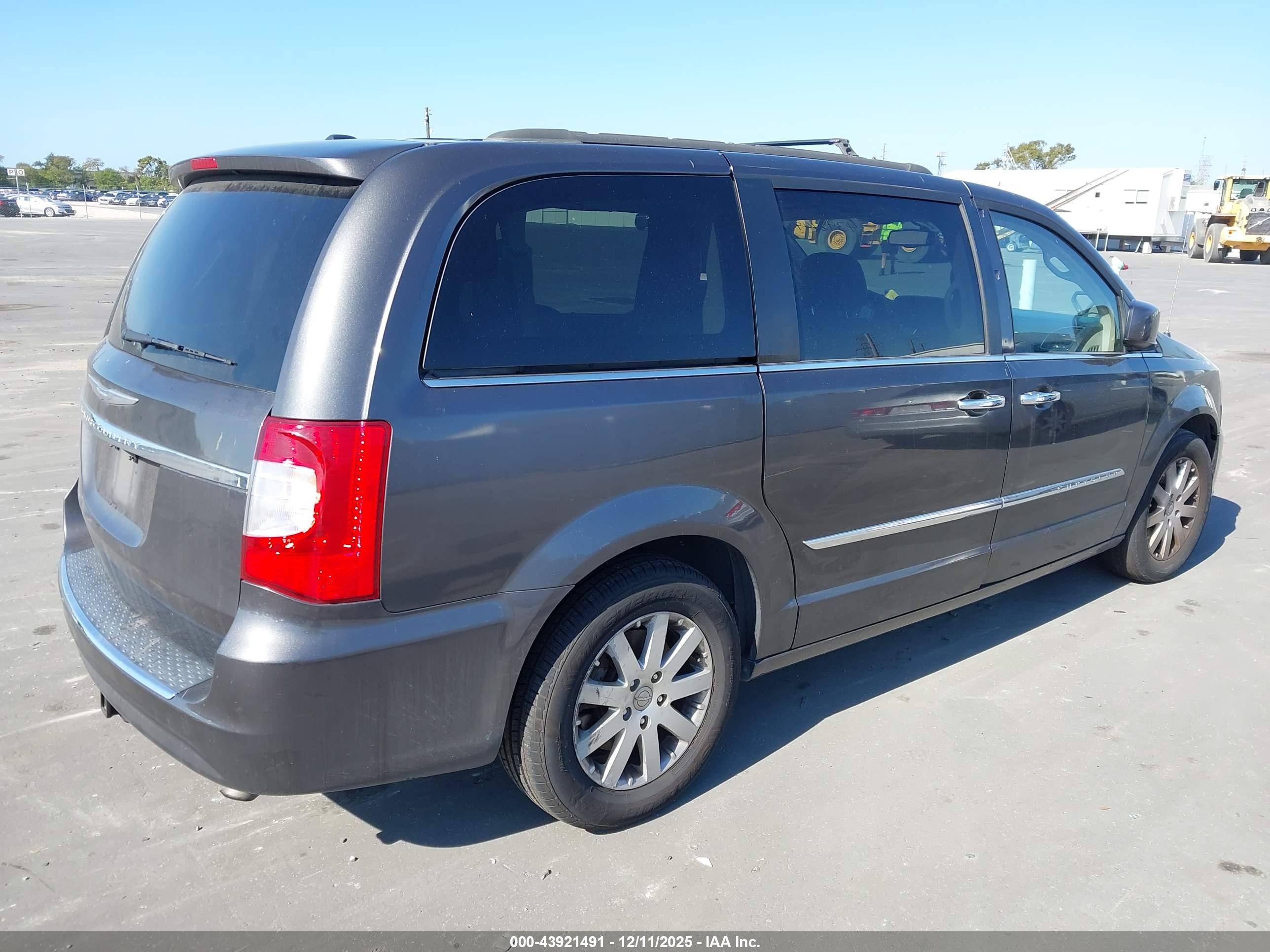 CHRYSLER TOWN image 4