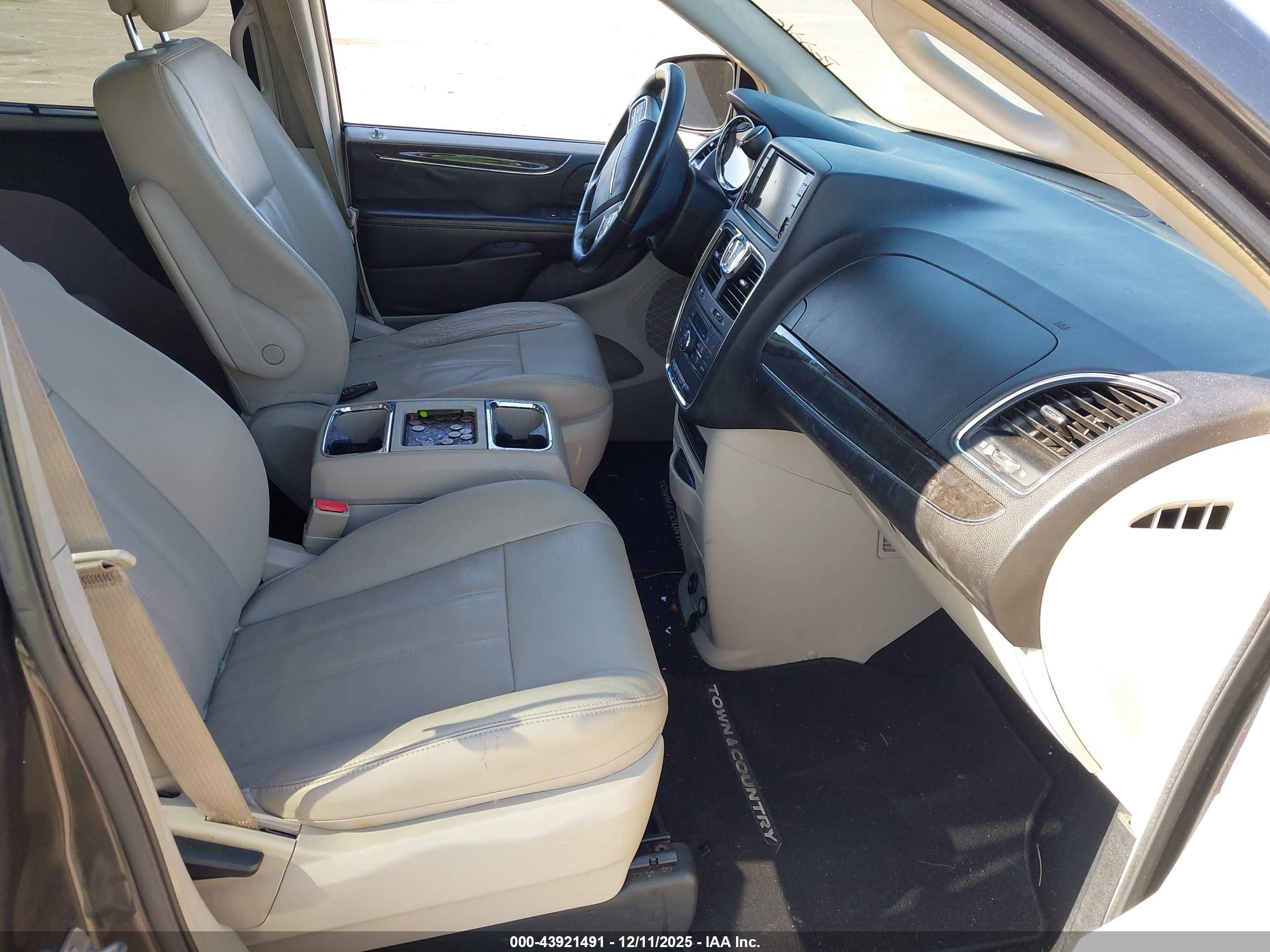 CHRYSLER TOWN image 5