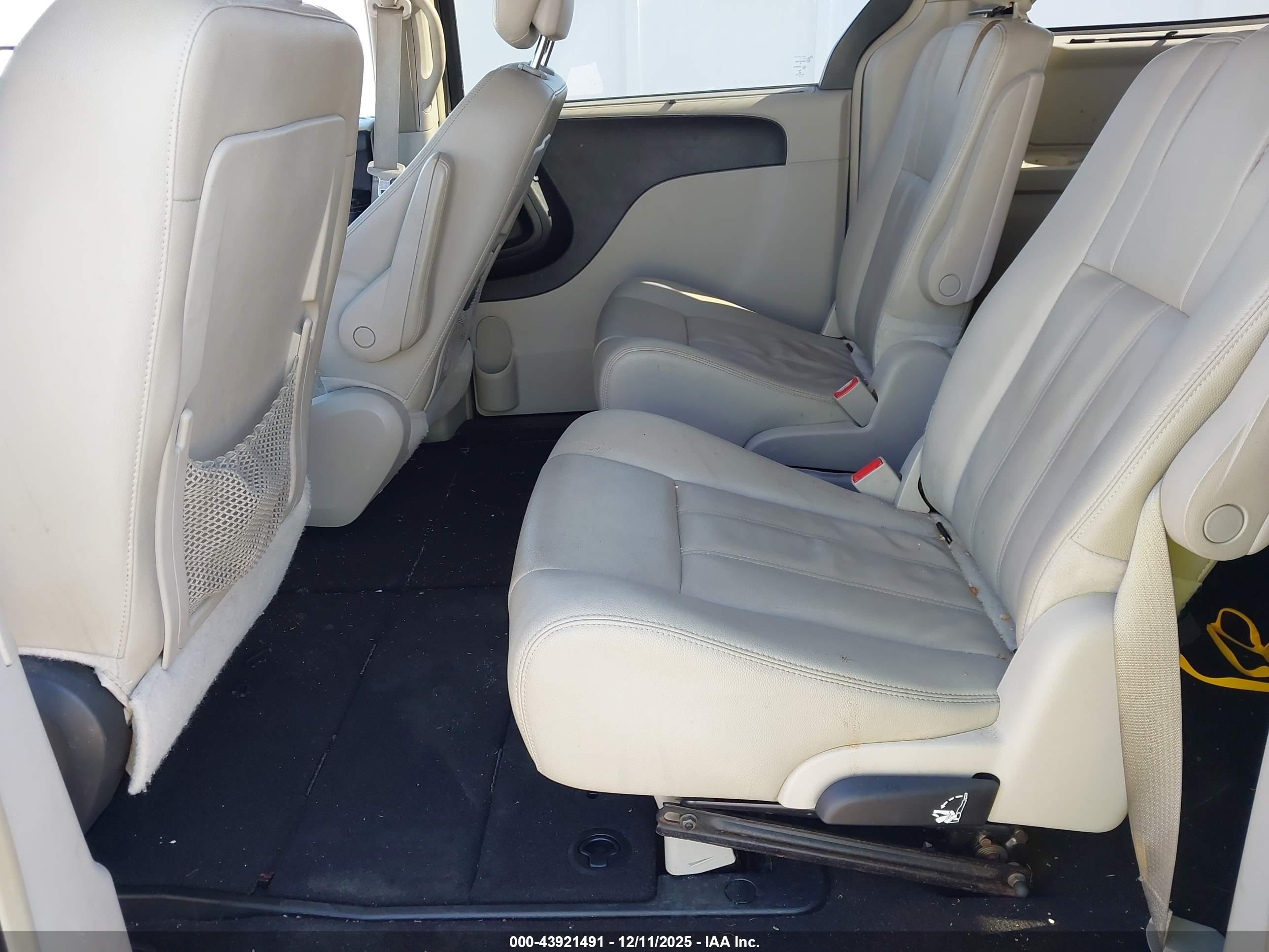 CHRYSLER TOWN image 8