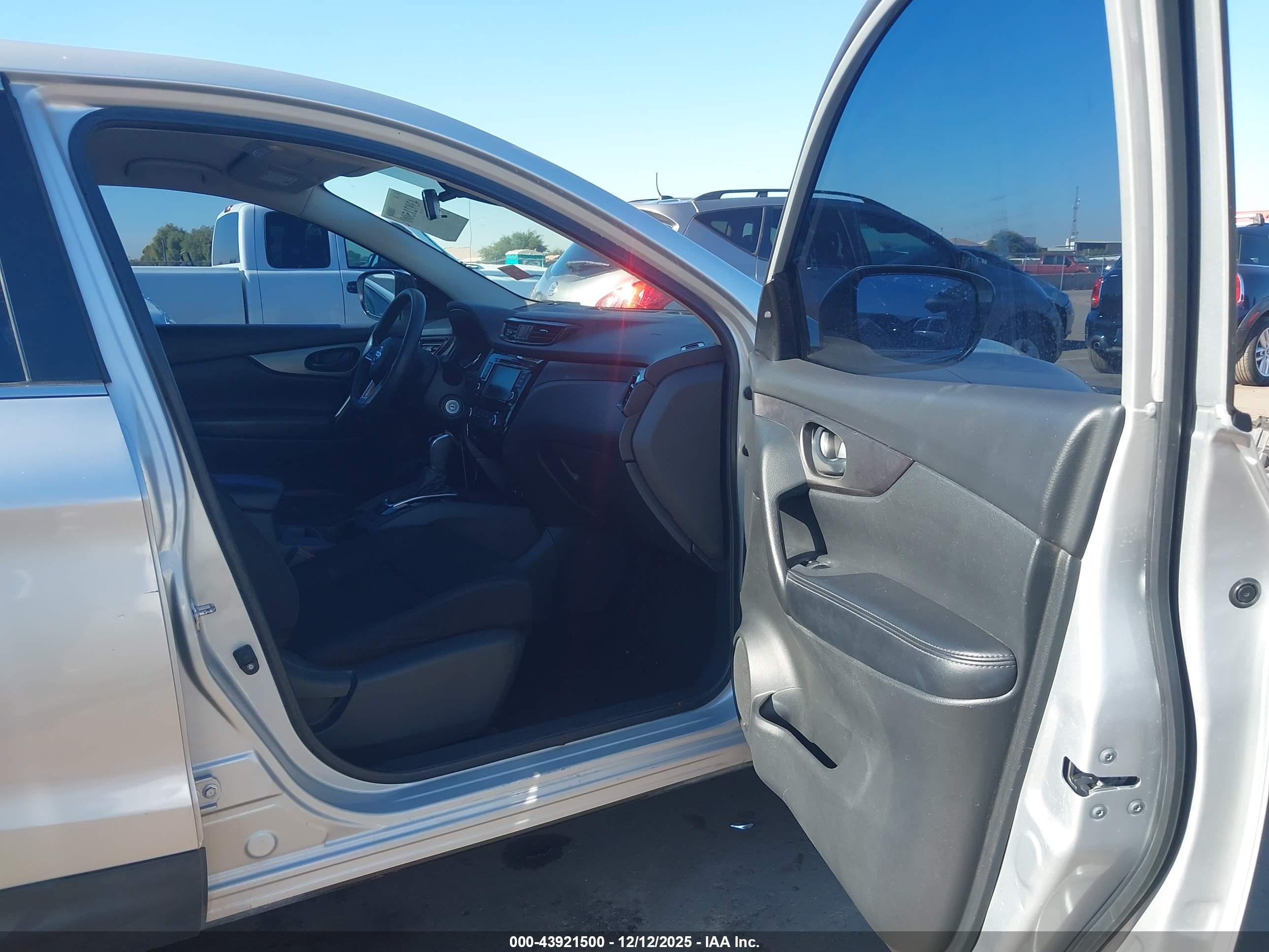 NISSAN ROGUE image 5