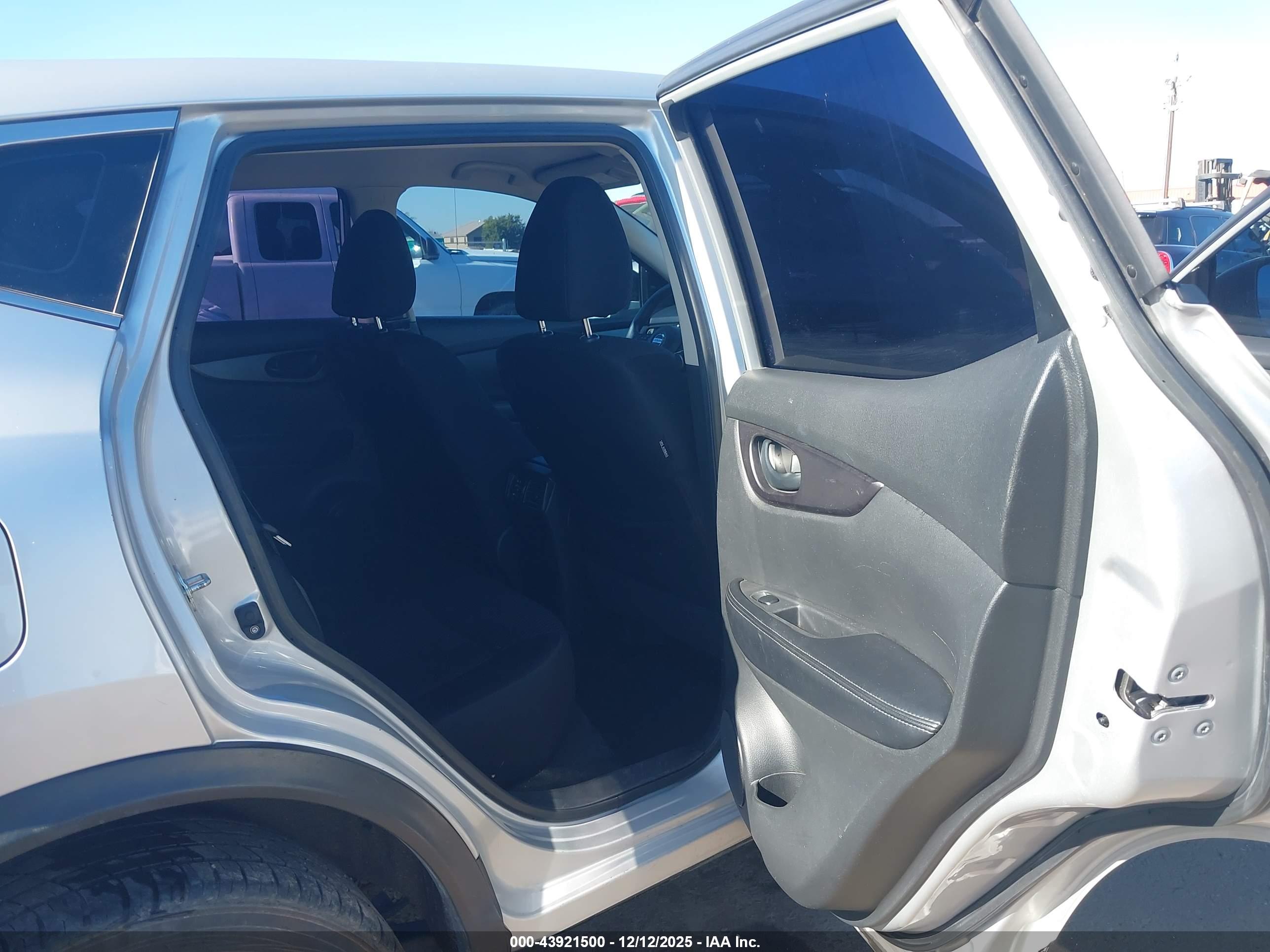 NISSAN ROGUE image 8