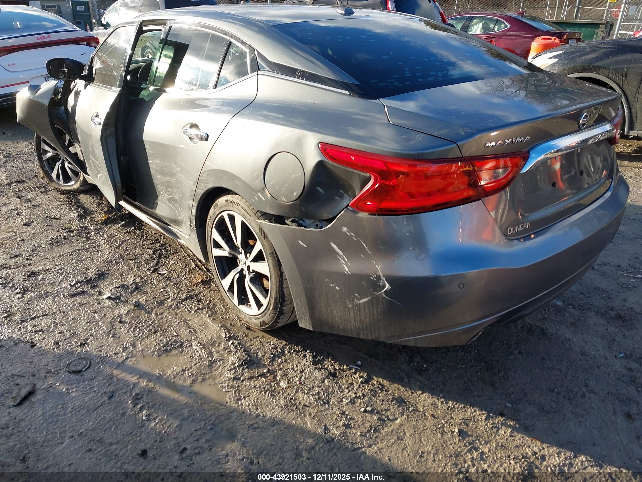 NISSAN MAXIMA image 3