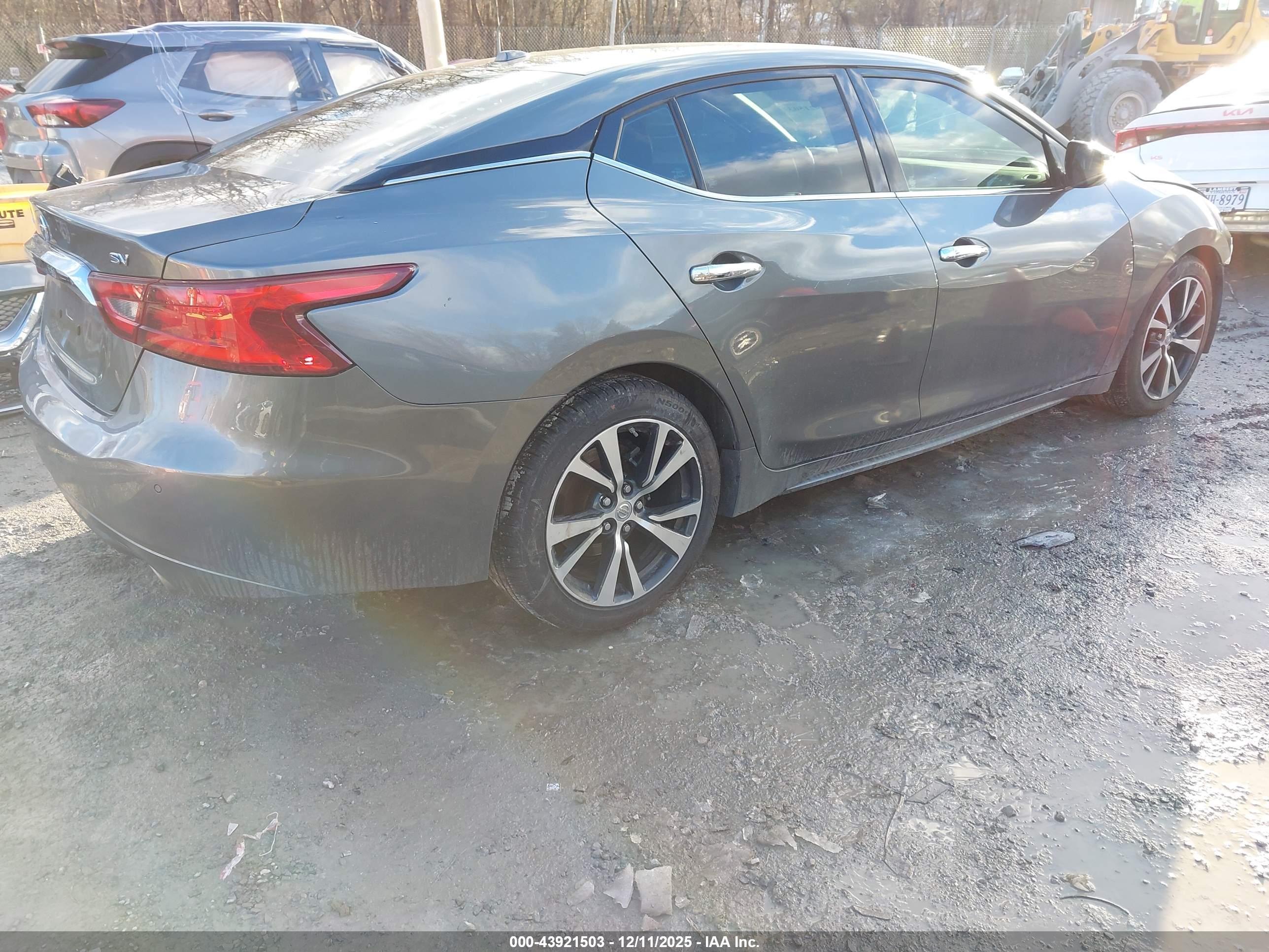 NISSAN MAXIMA image 4