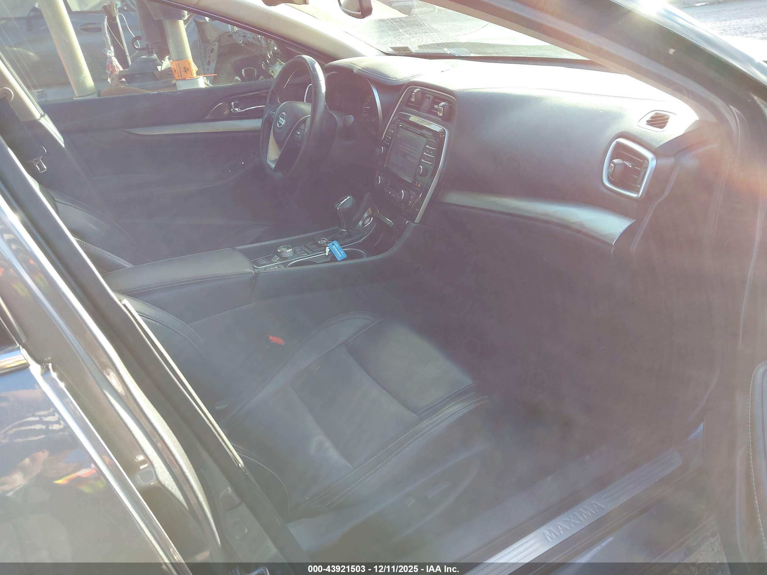 NISSAN MAXIMA image 5