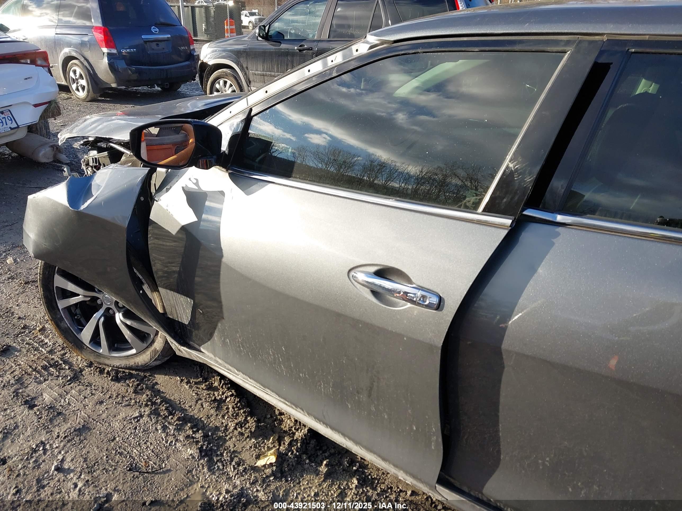 NISSAN MAXIMA image 6