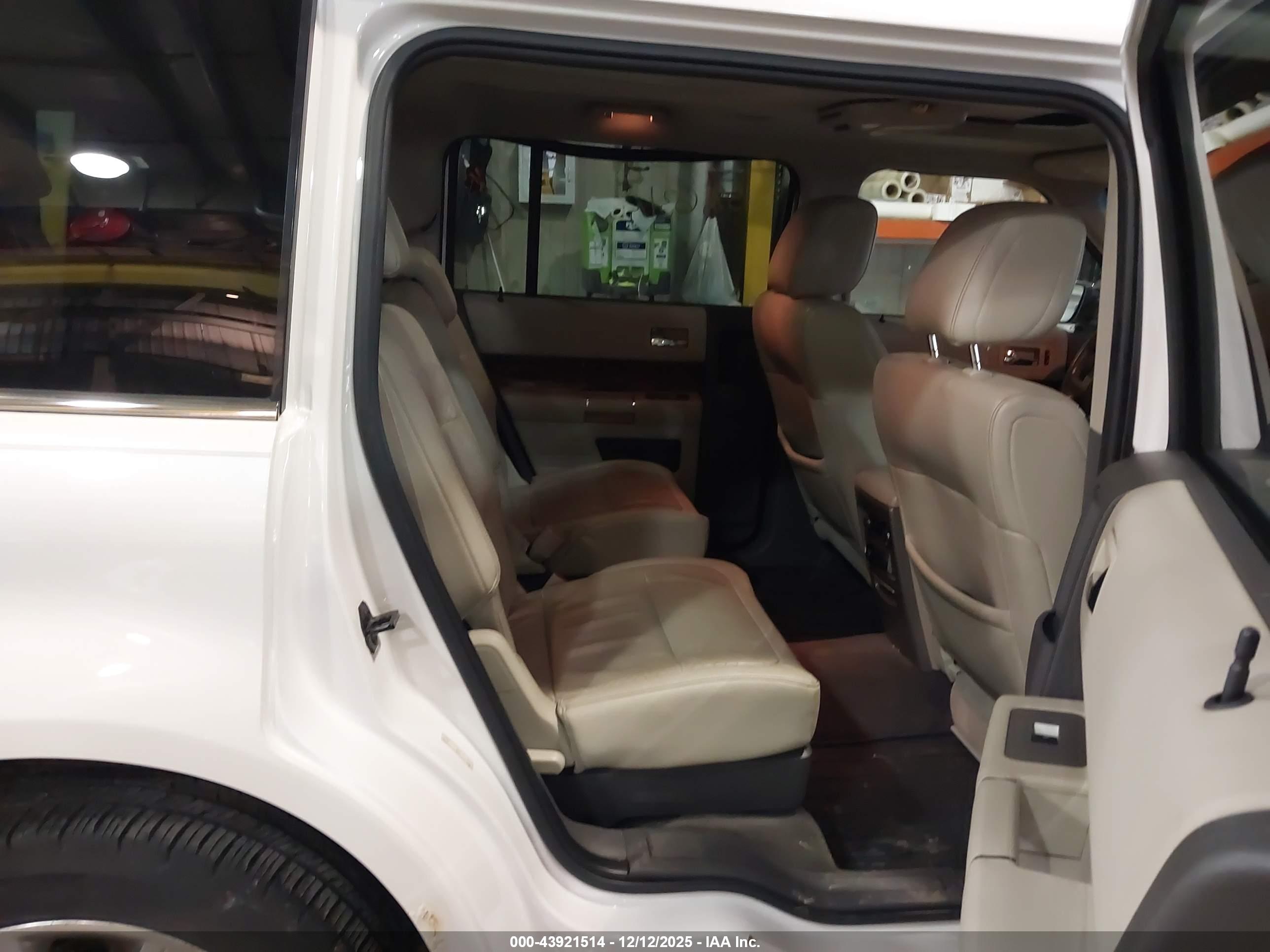FORD FLEX image 8