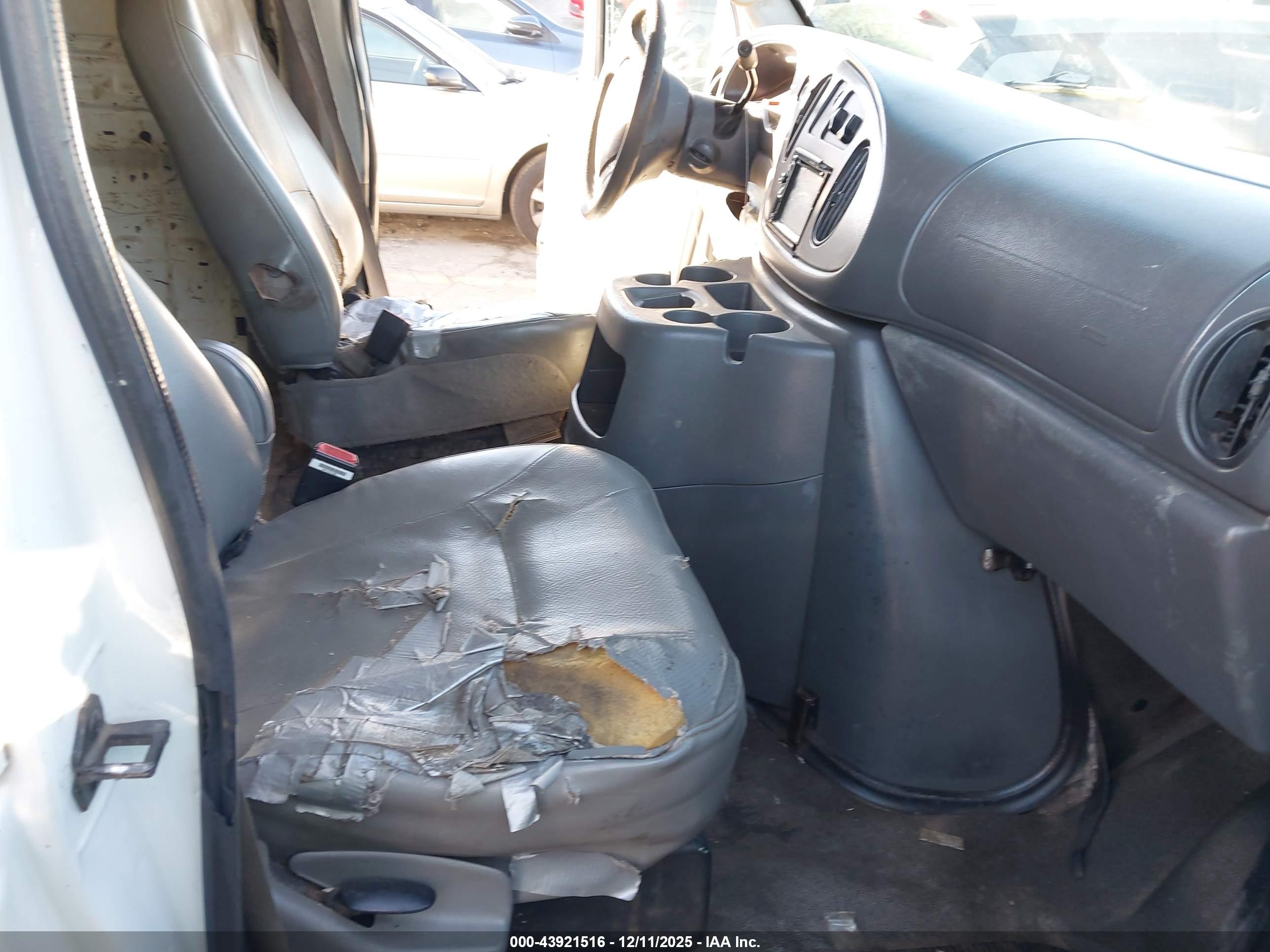 FORD E-250 image 5