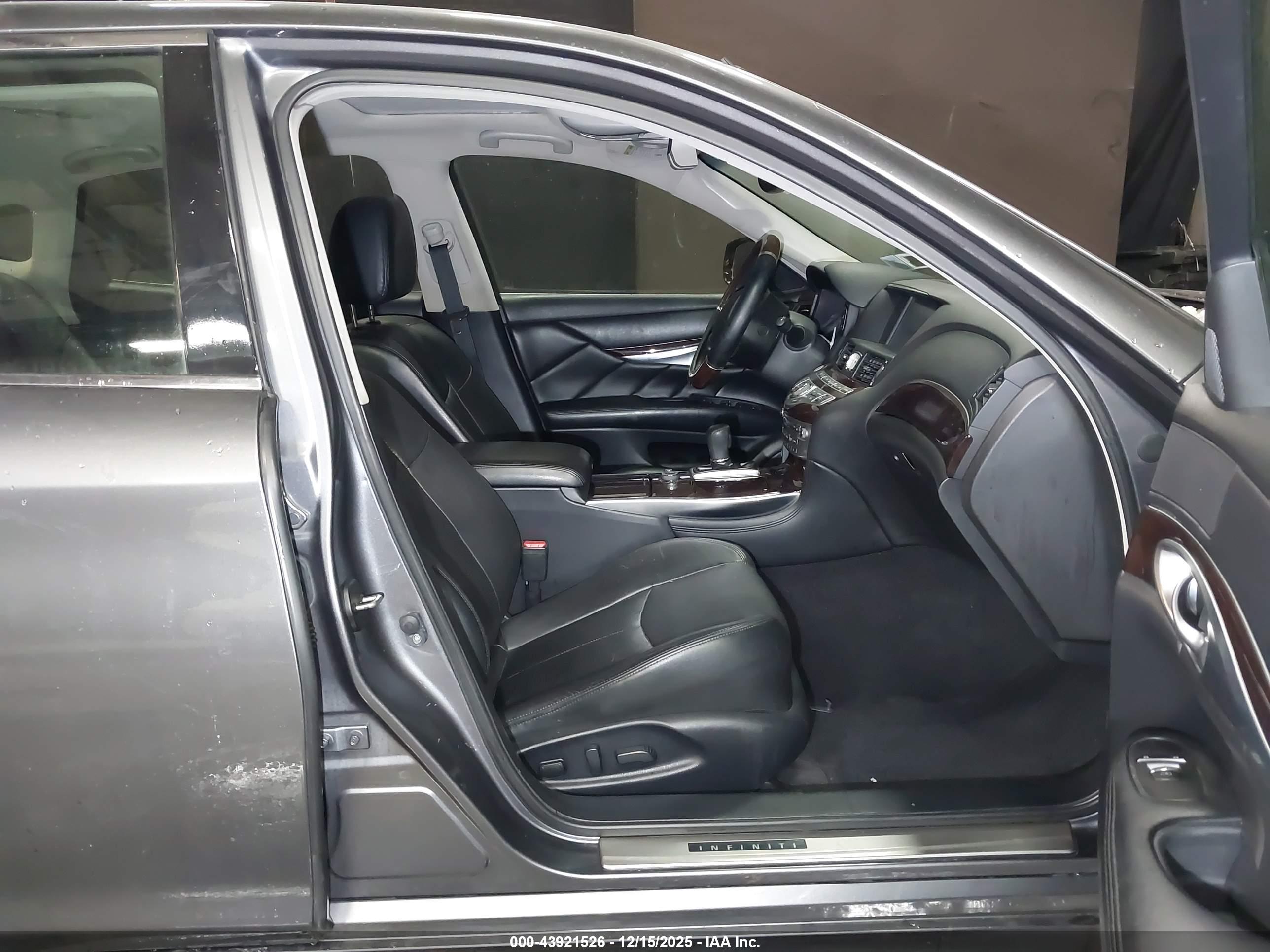 INFINITI Q70L image 5
