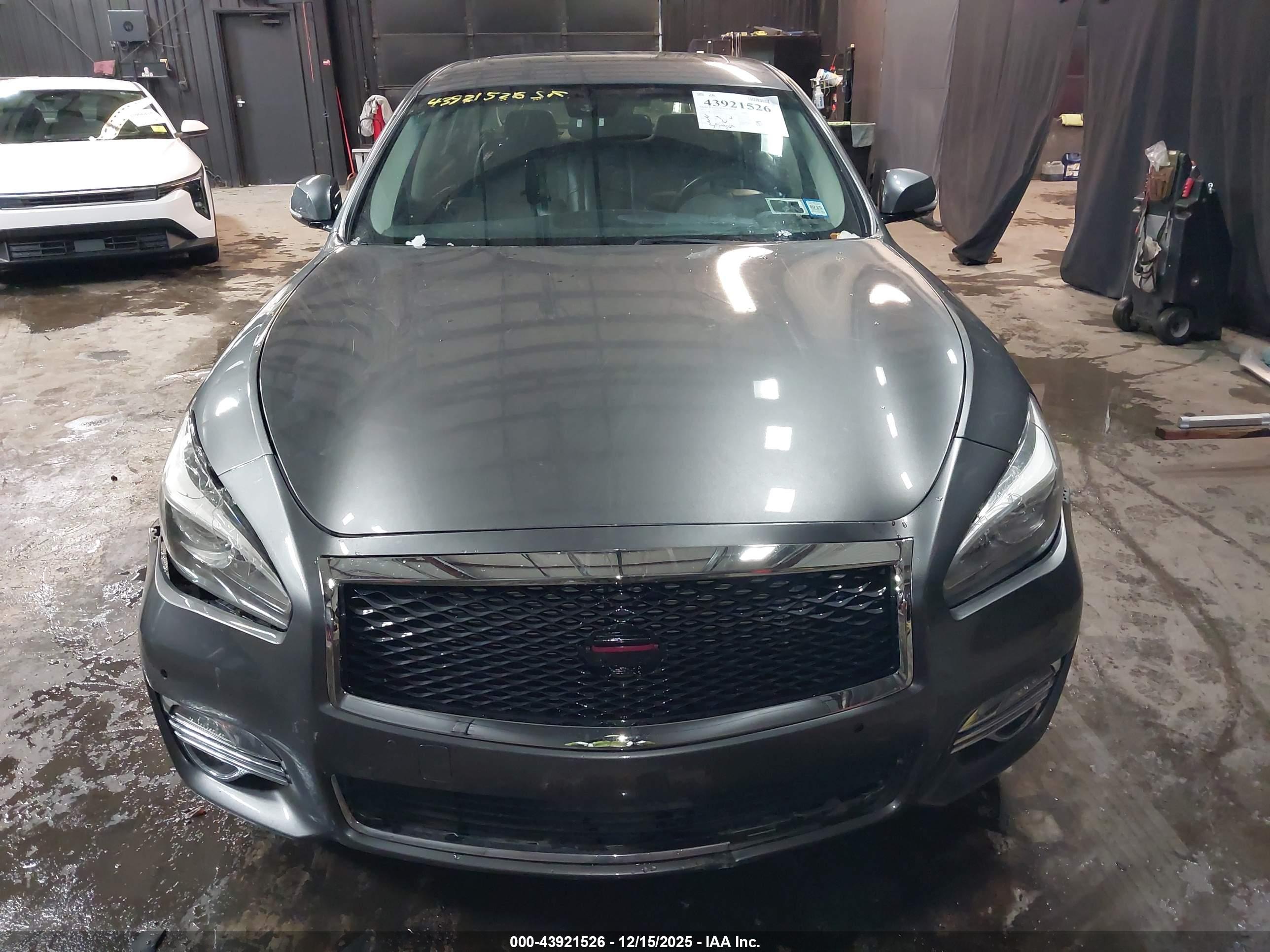 INFINITI Q70L image 6