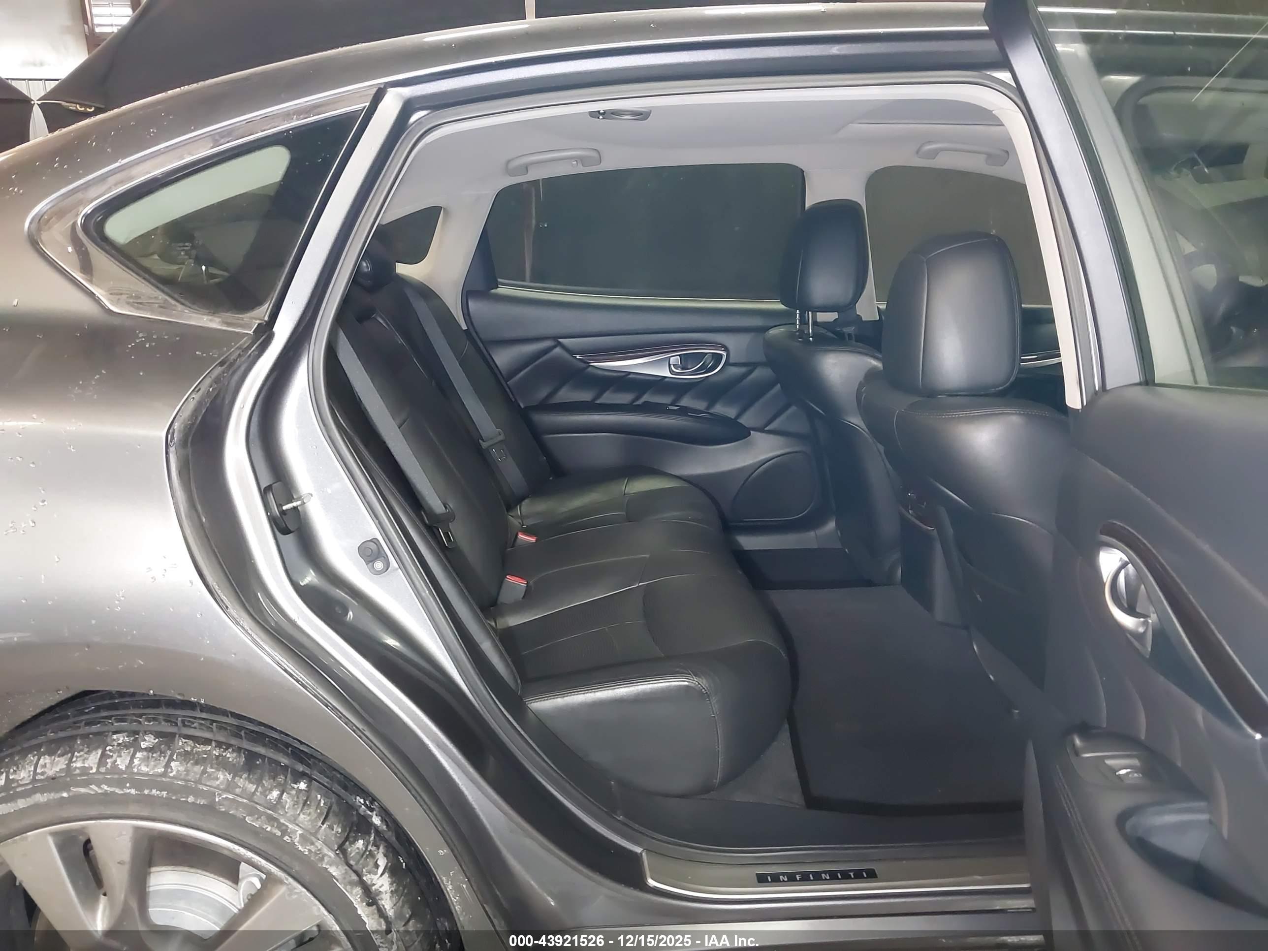 INFINITI Q70L image 8