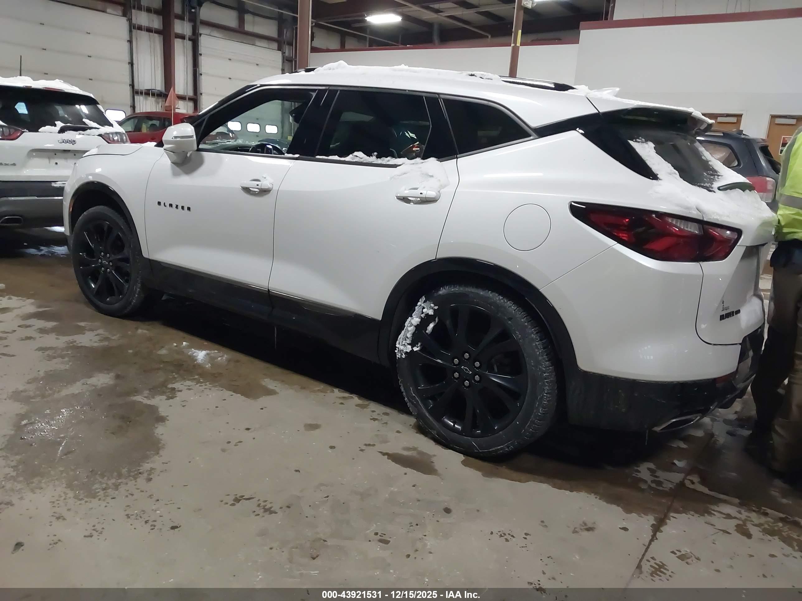 CHEVROLET BLAZER image 3