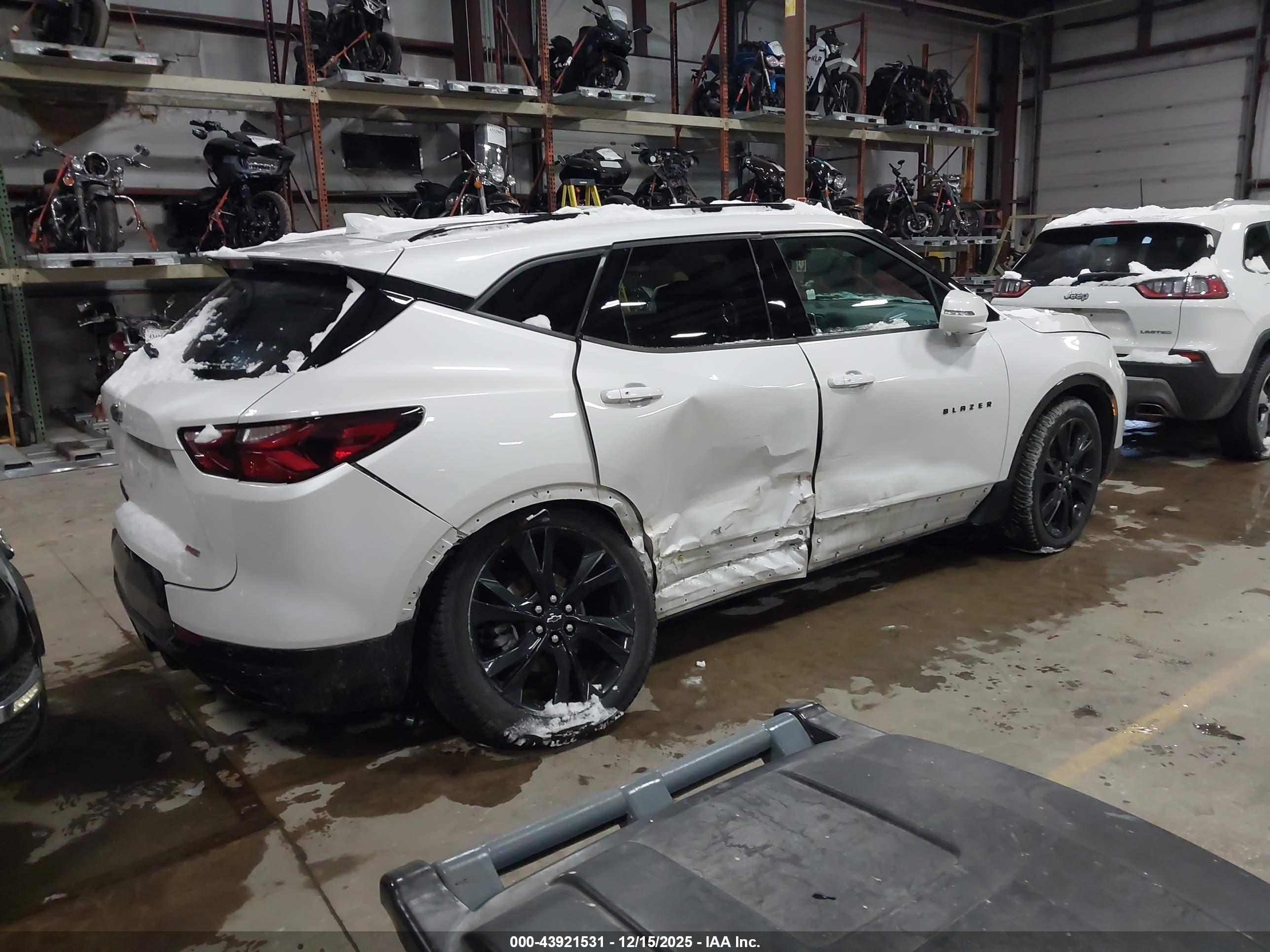 CHEVROLET BLAZER image 4