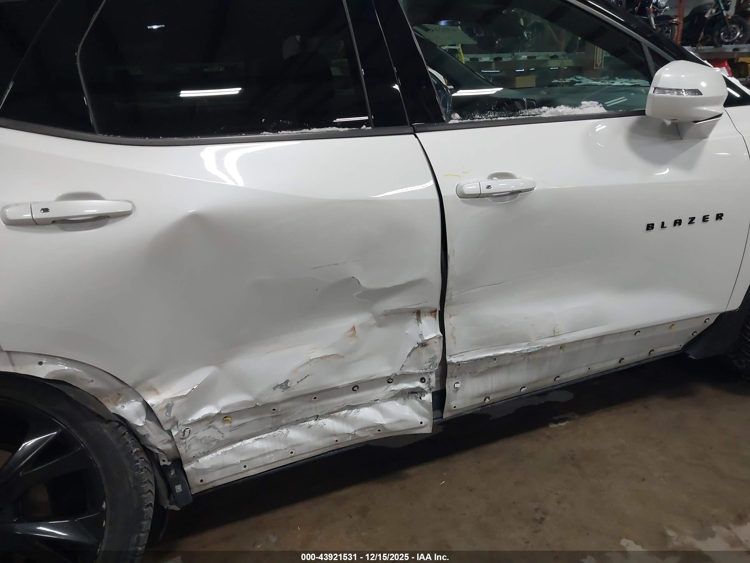 CHEVROLET BLAZER image 6