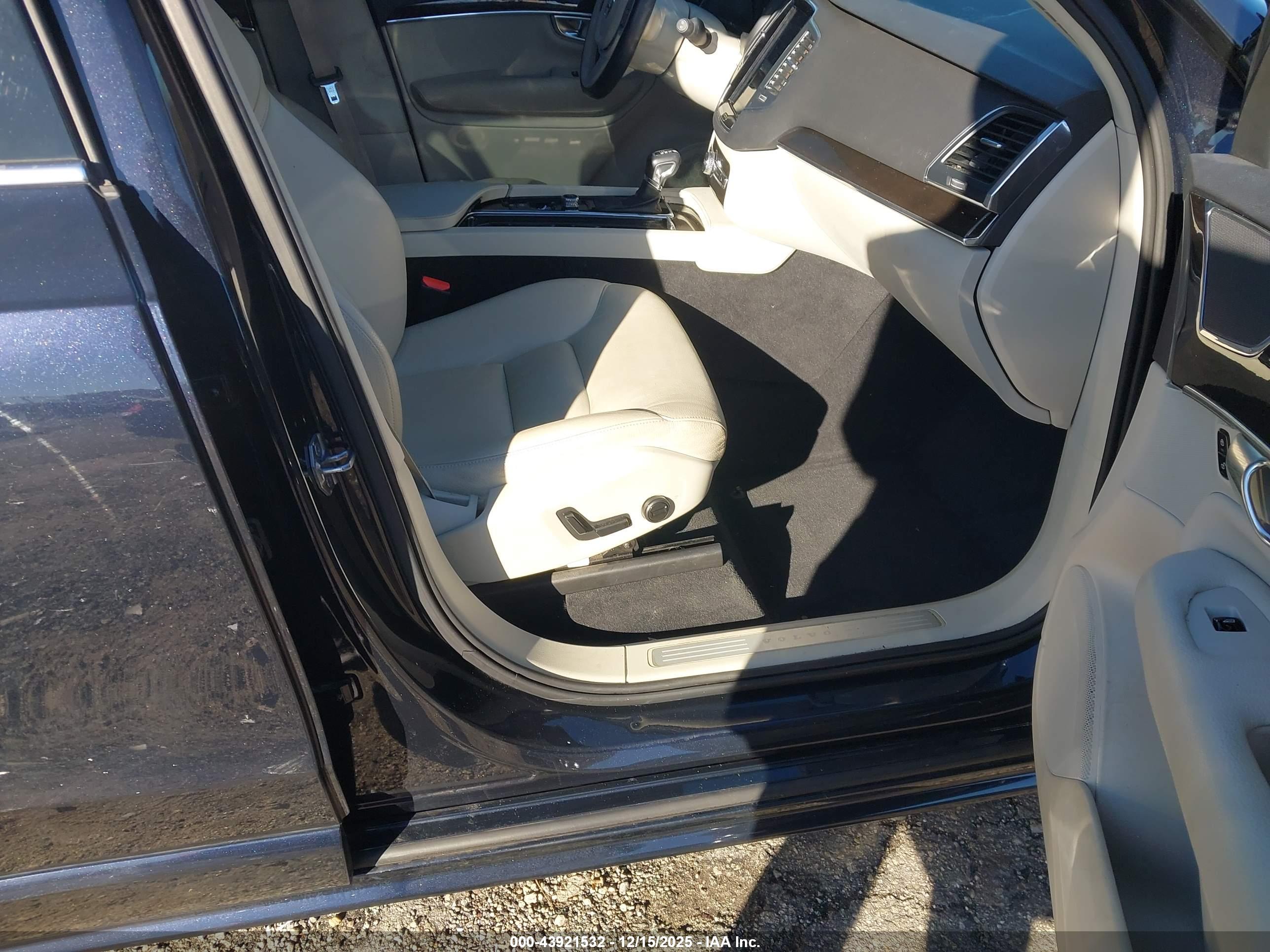 VOLVO XC90 image 5