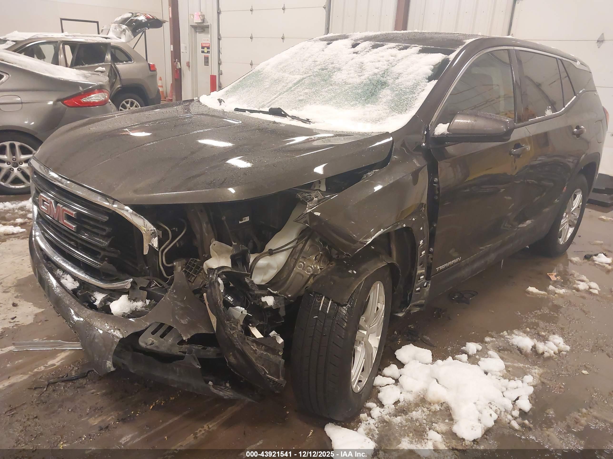 GMC TERRAIN image 2