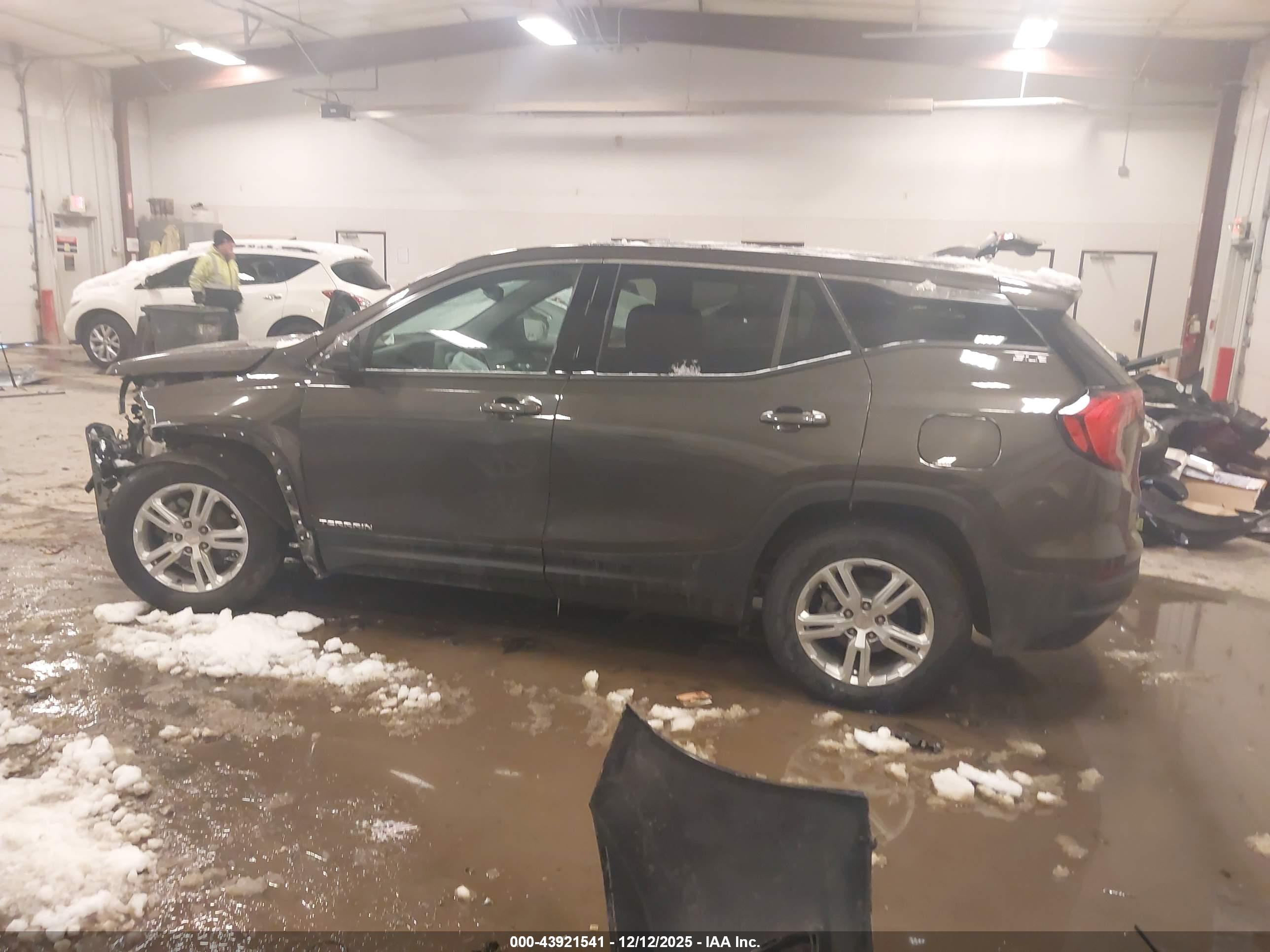 GMC TERRAIN image 3