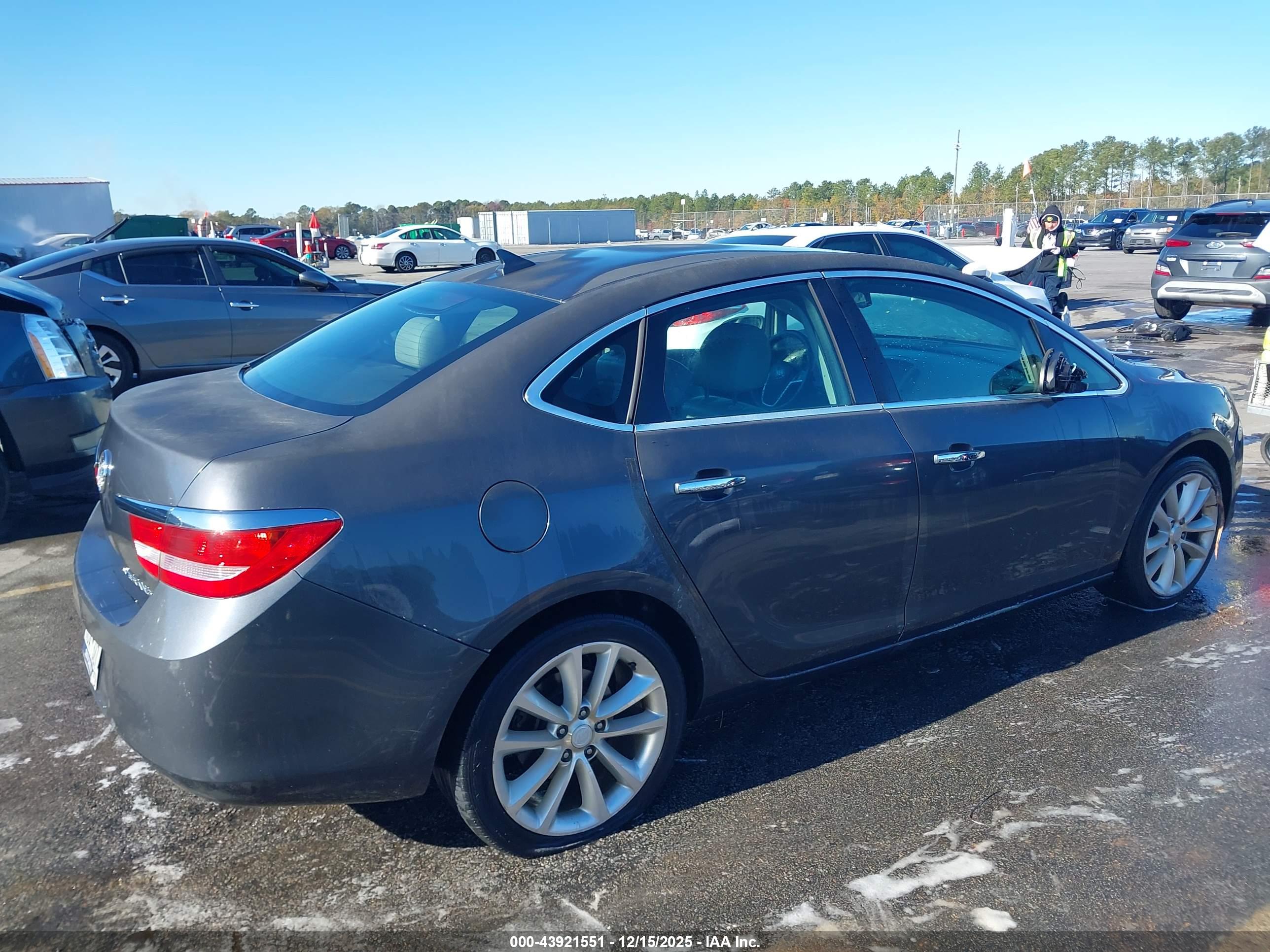 BUICK VERANO image 4