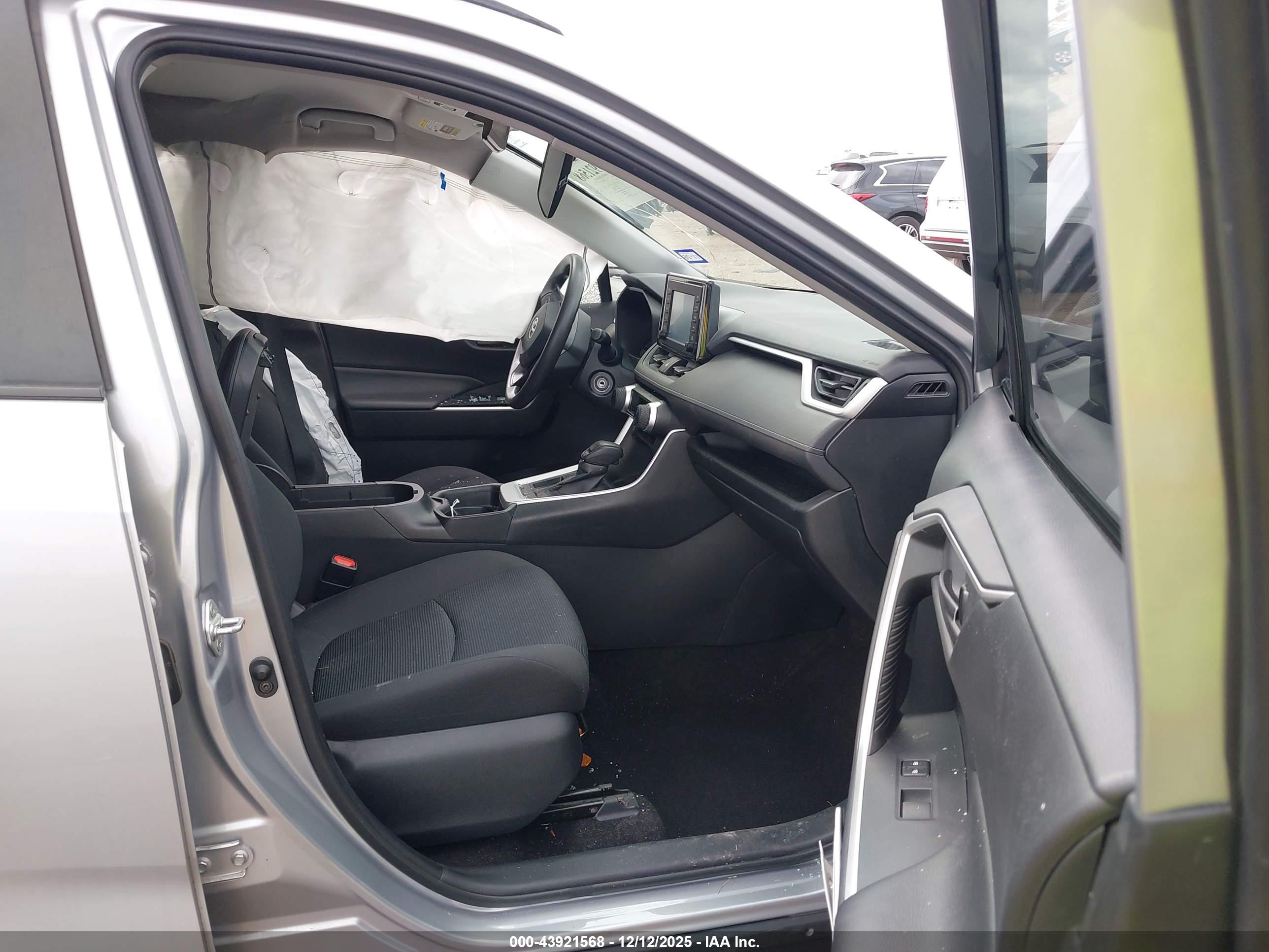 TOYOTA RAV4 image 5