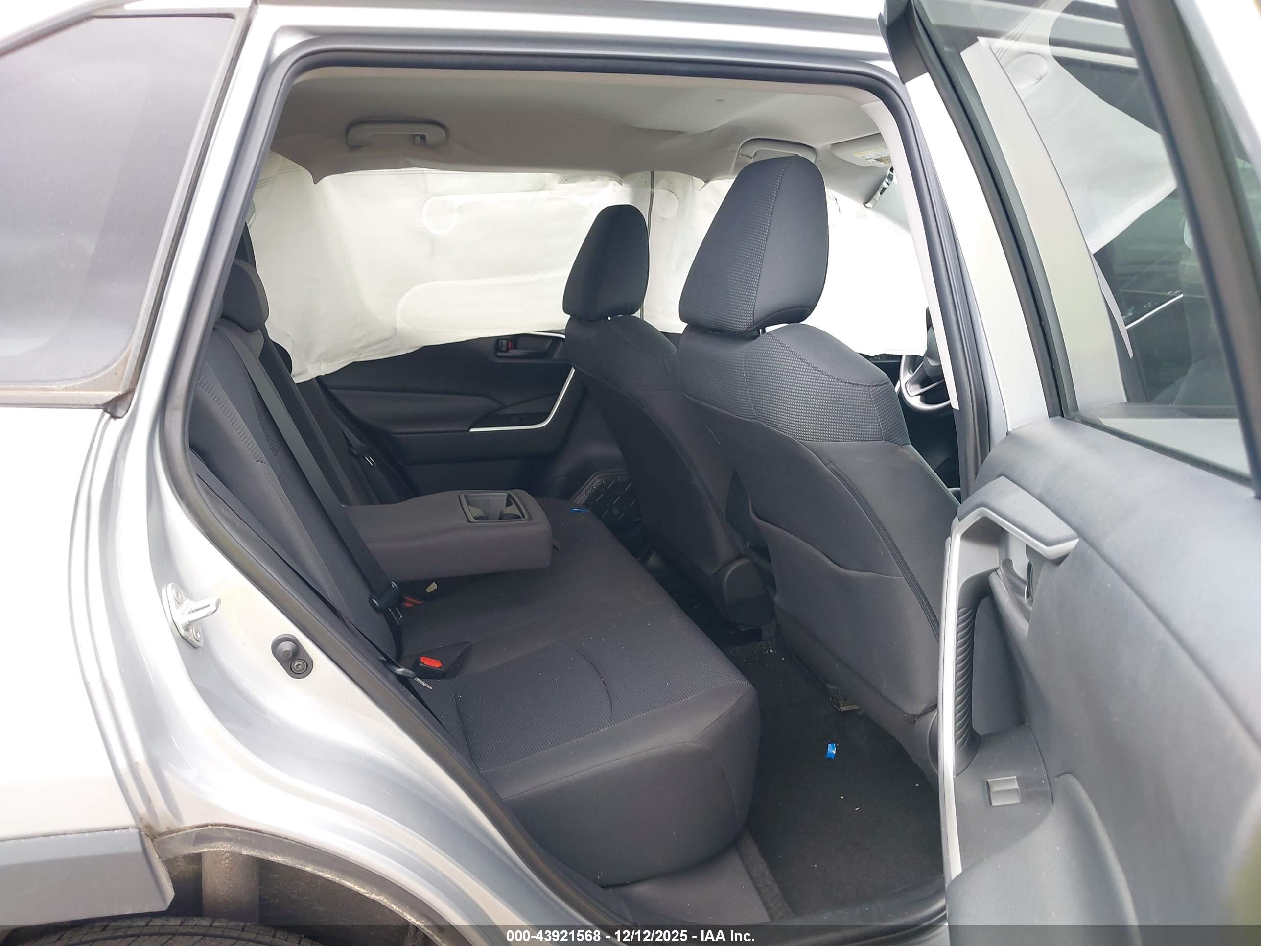 TOYOTA RAV4 image 8
