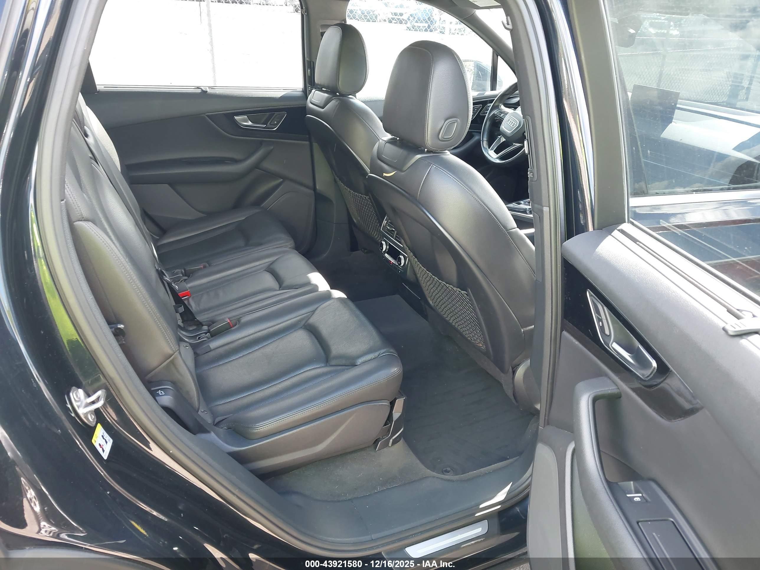 AUDI Q7 image 8