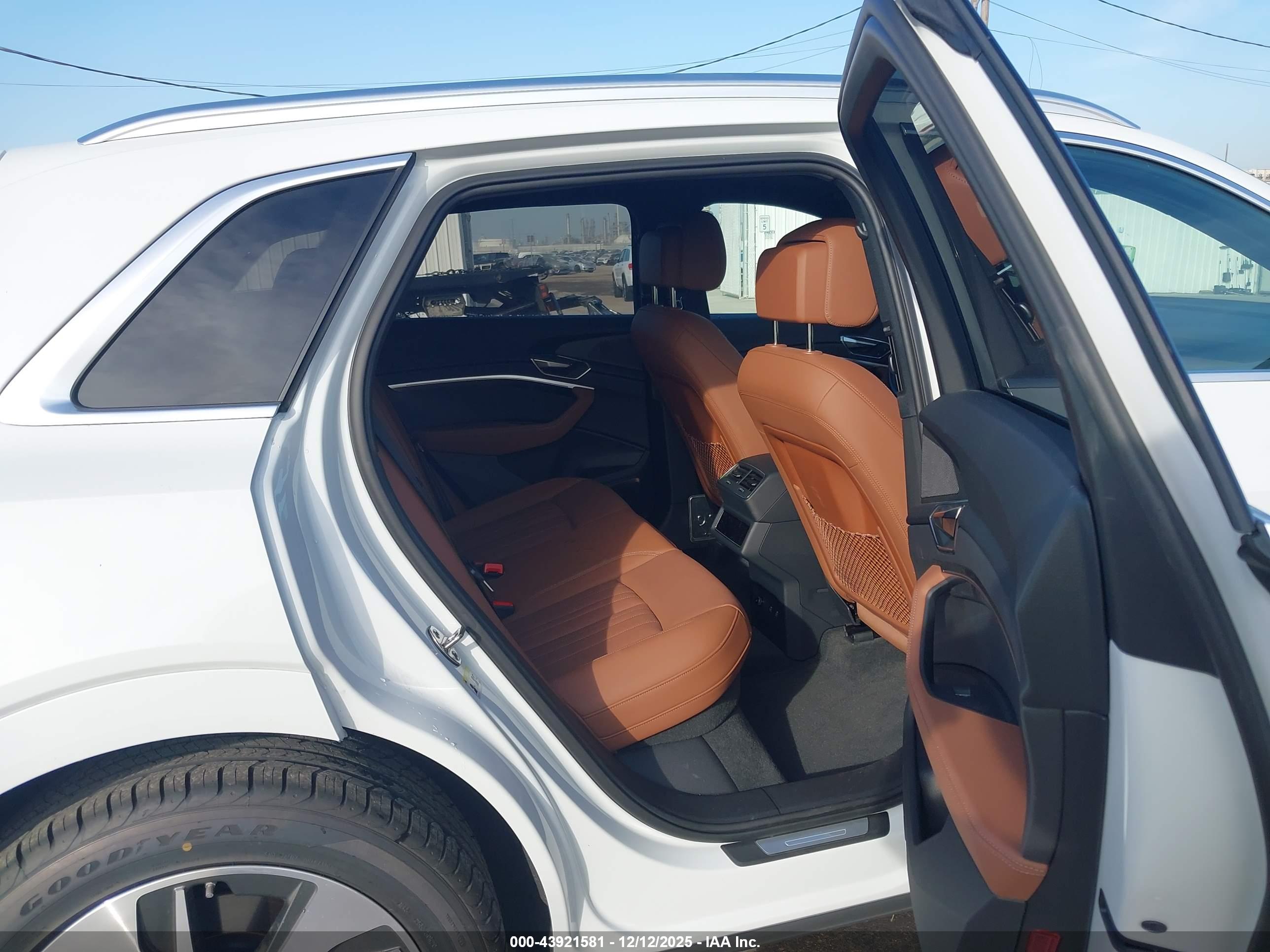 AUDI Q8 image 8