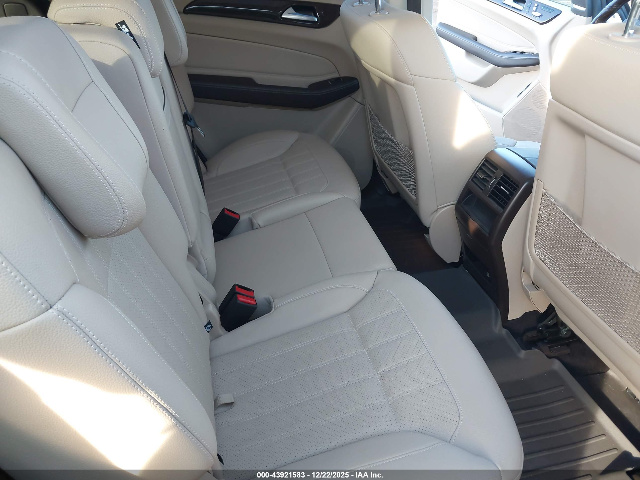 MERCEDES-BENZ GLS image 8
