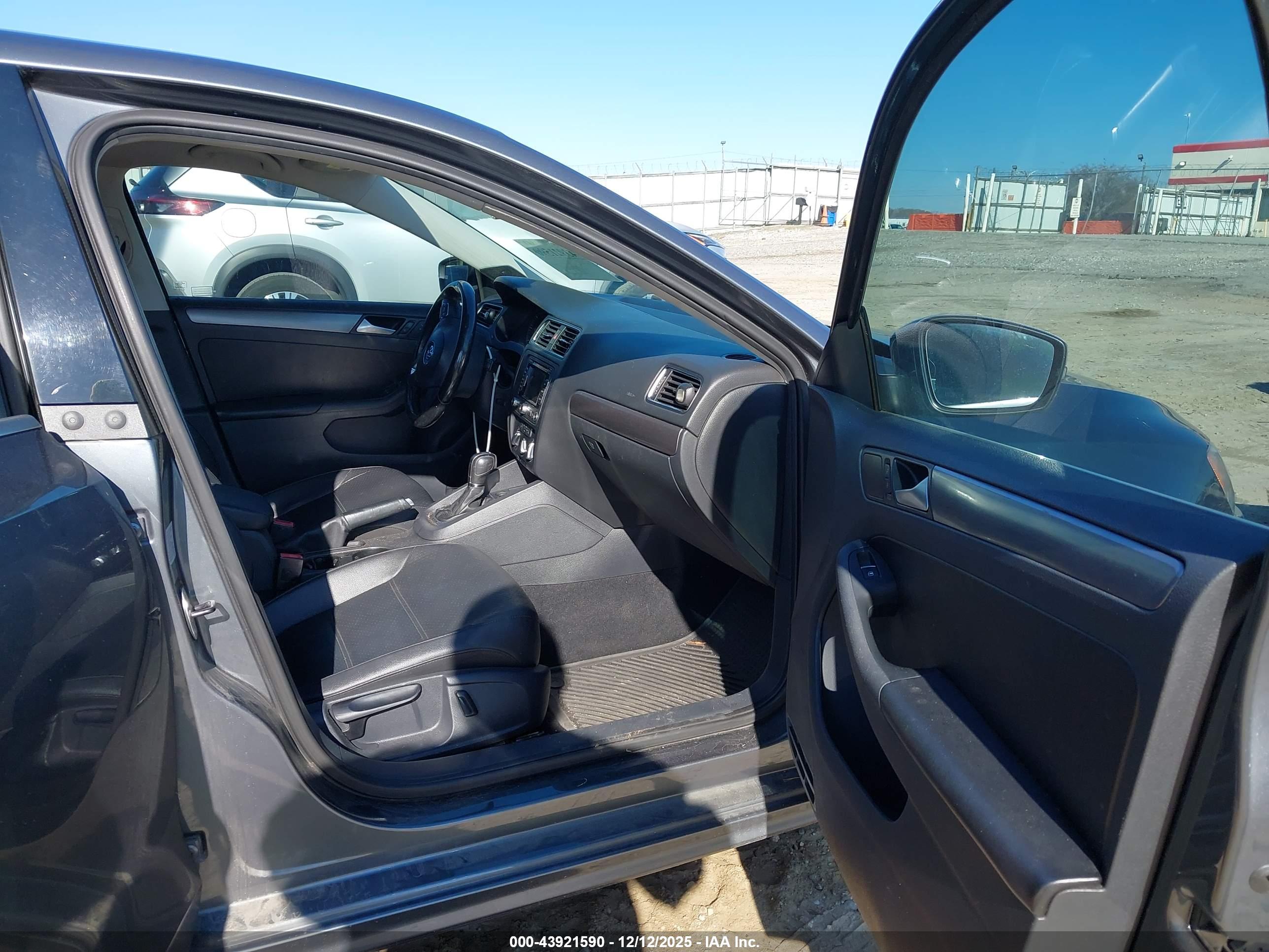 VOLKSWAGEN JETTA image 5