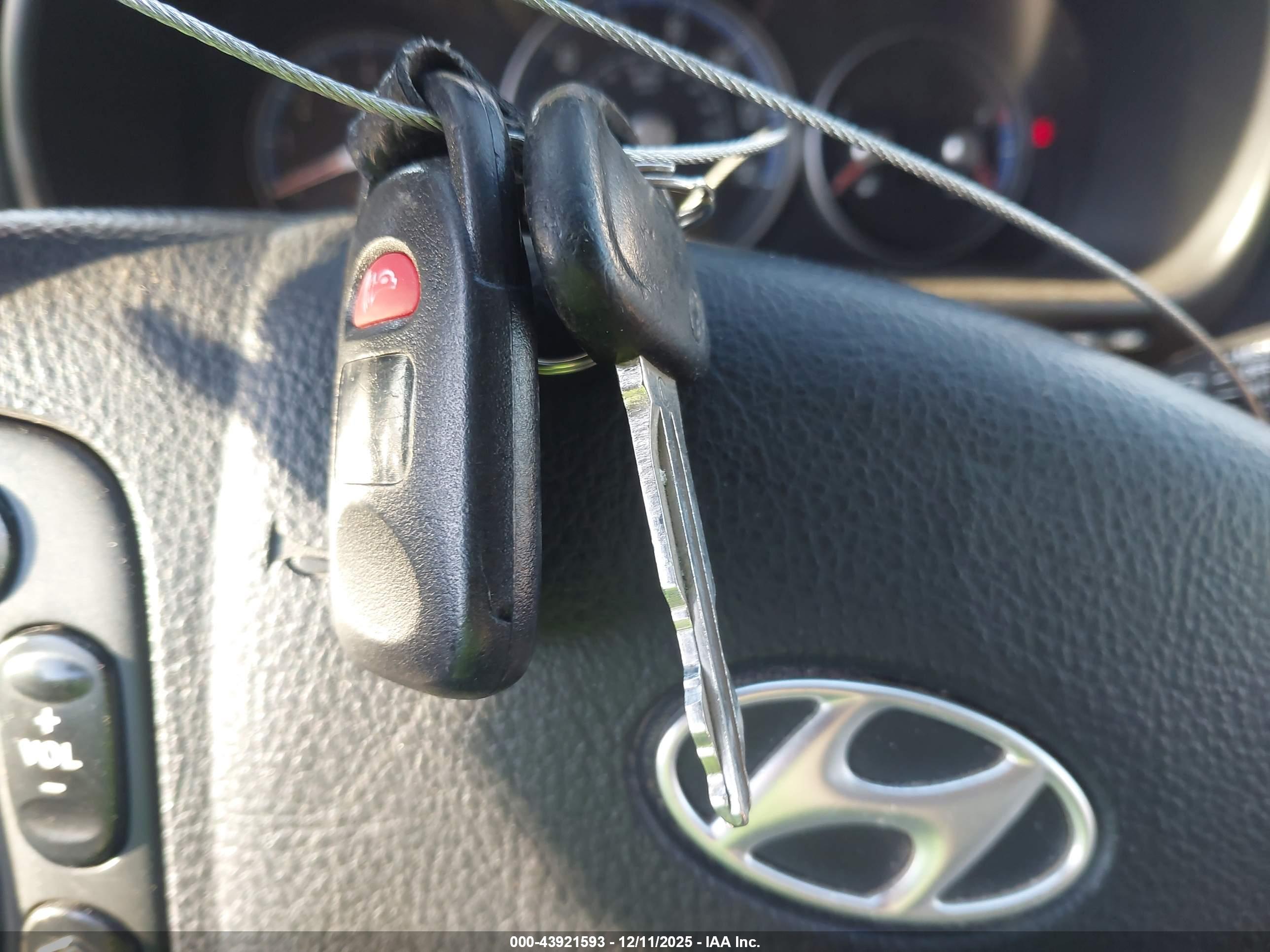 HYUNDAI SANTA image 11