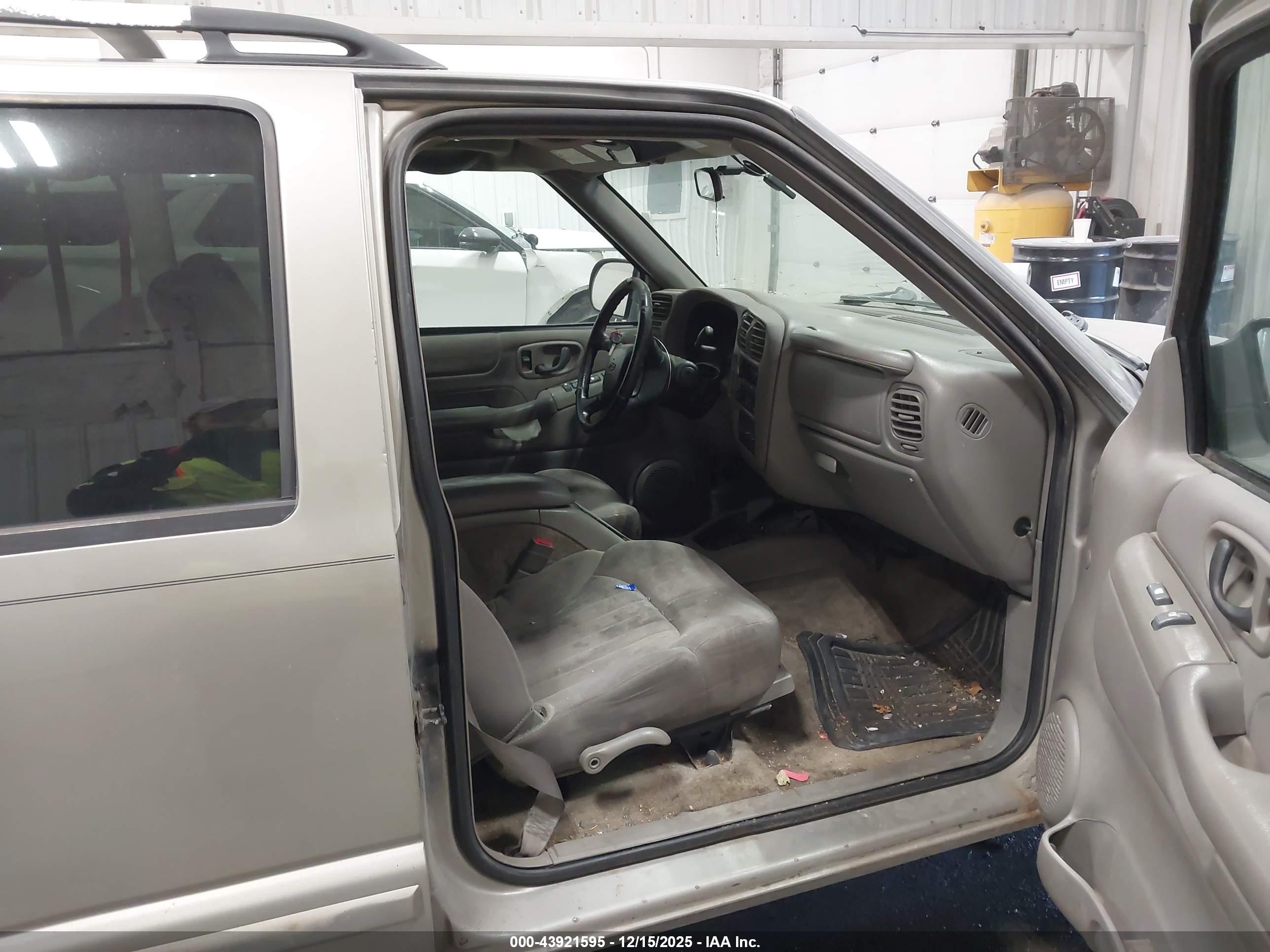 CHEVROLET BLAZER image 5