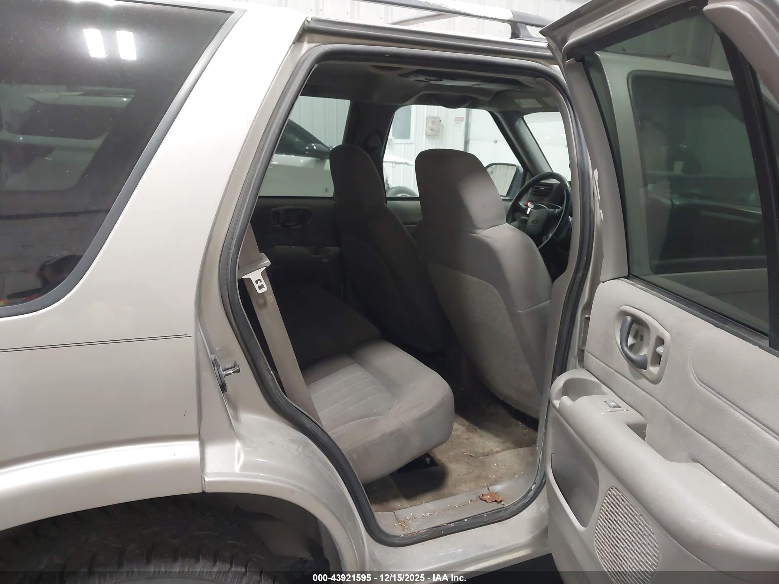 CHEVROLET BLAZER image 8