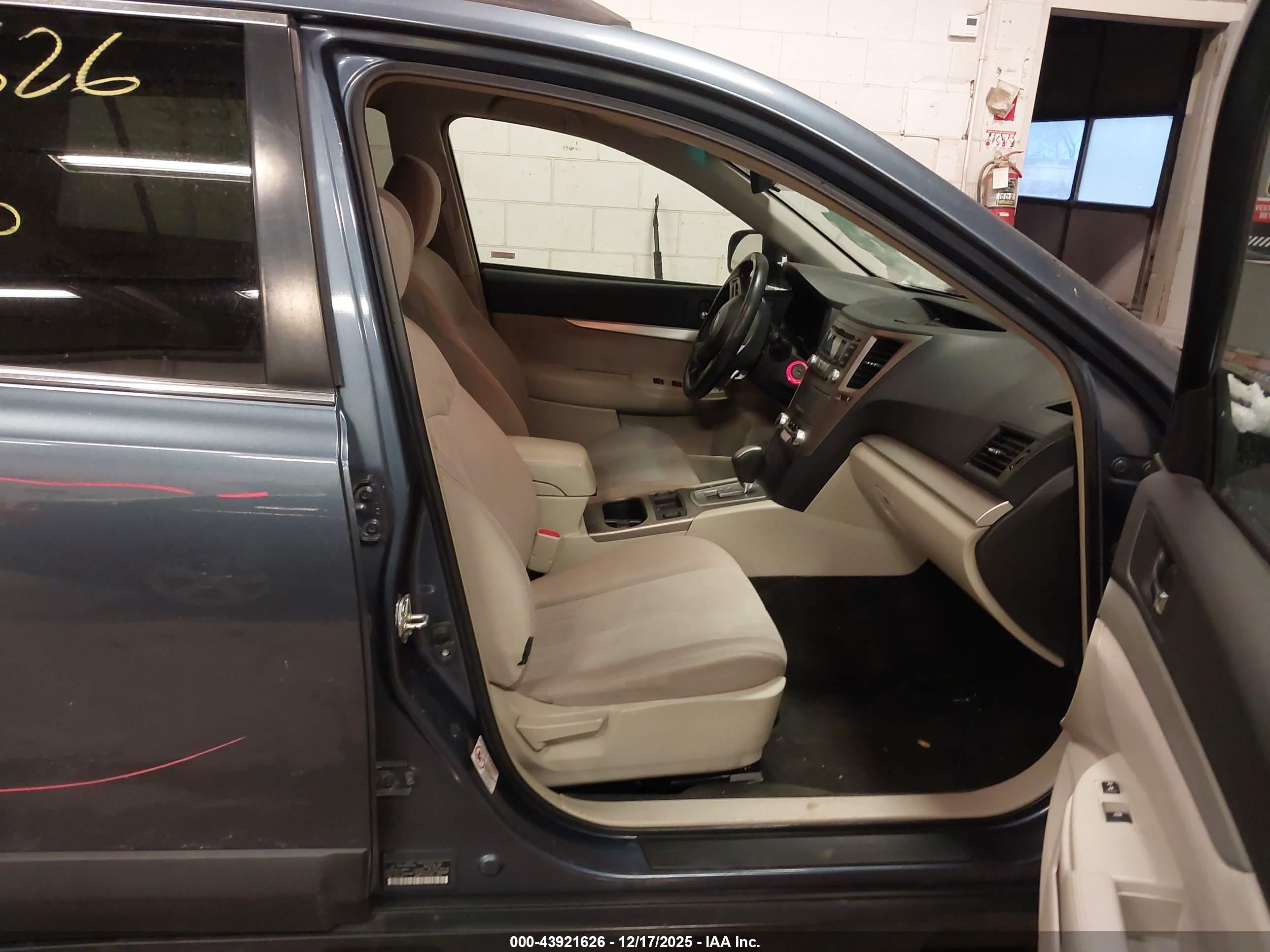 SUBARU OUTBACK image 5