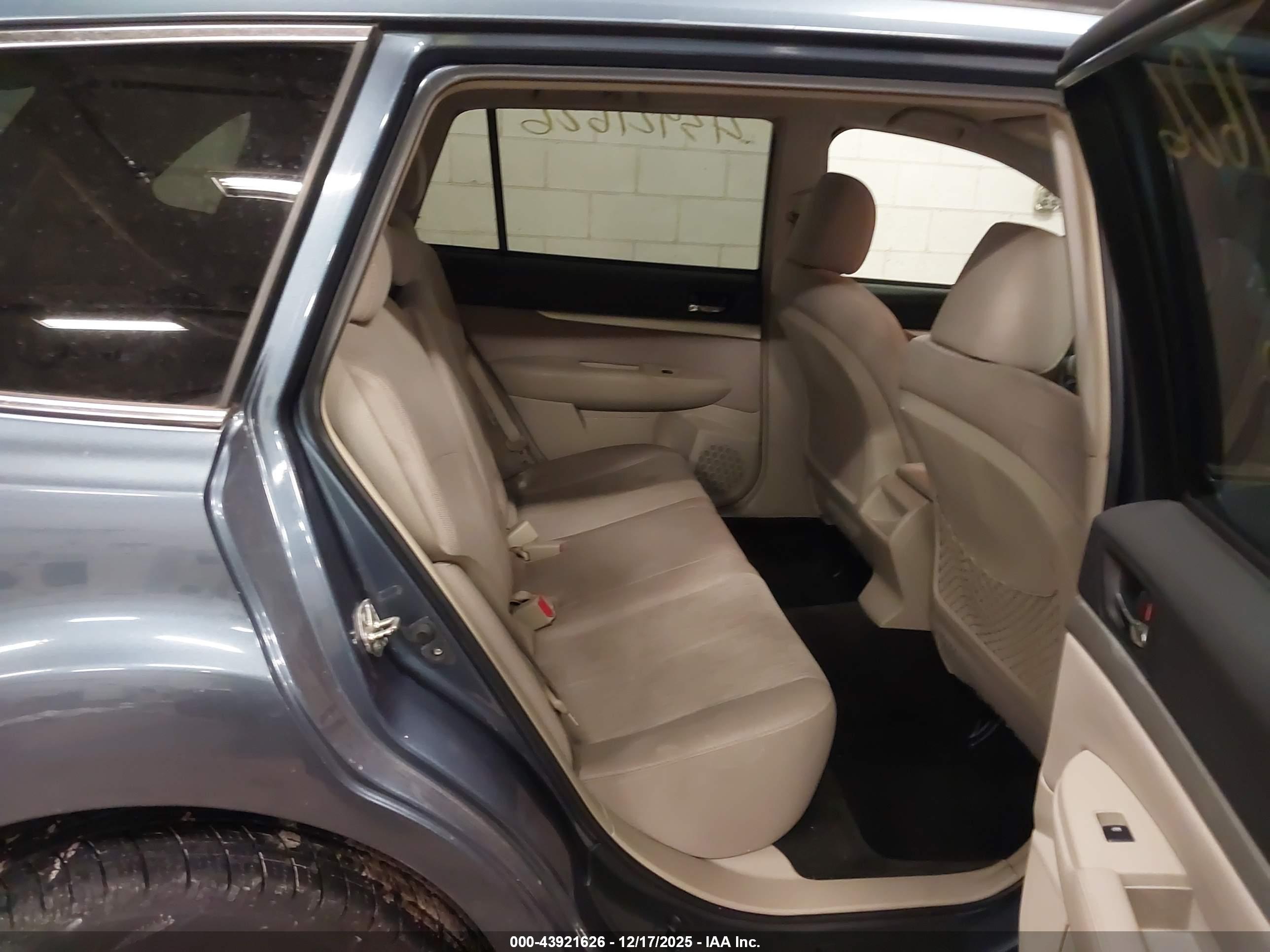 SUBARU OUTBACK image 8
