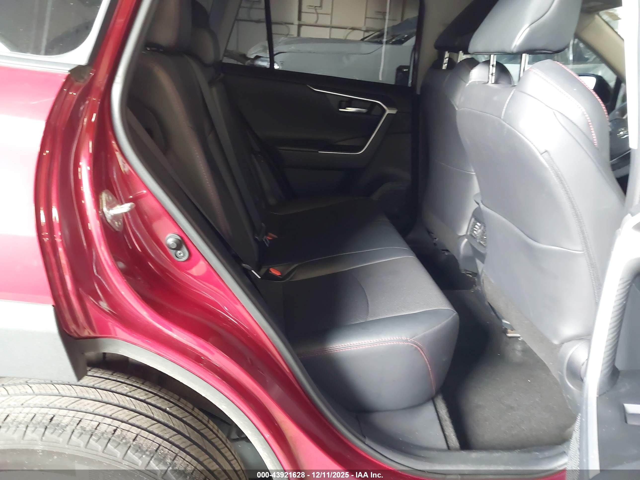 TOYOTA RAV4 image 8
