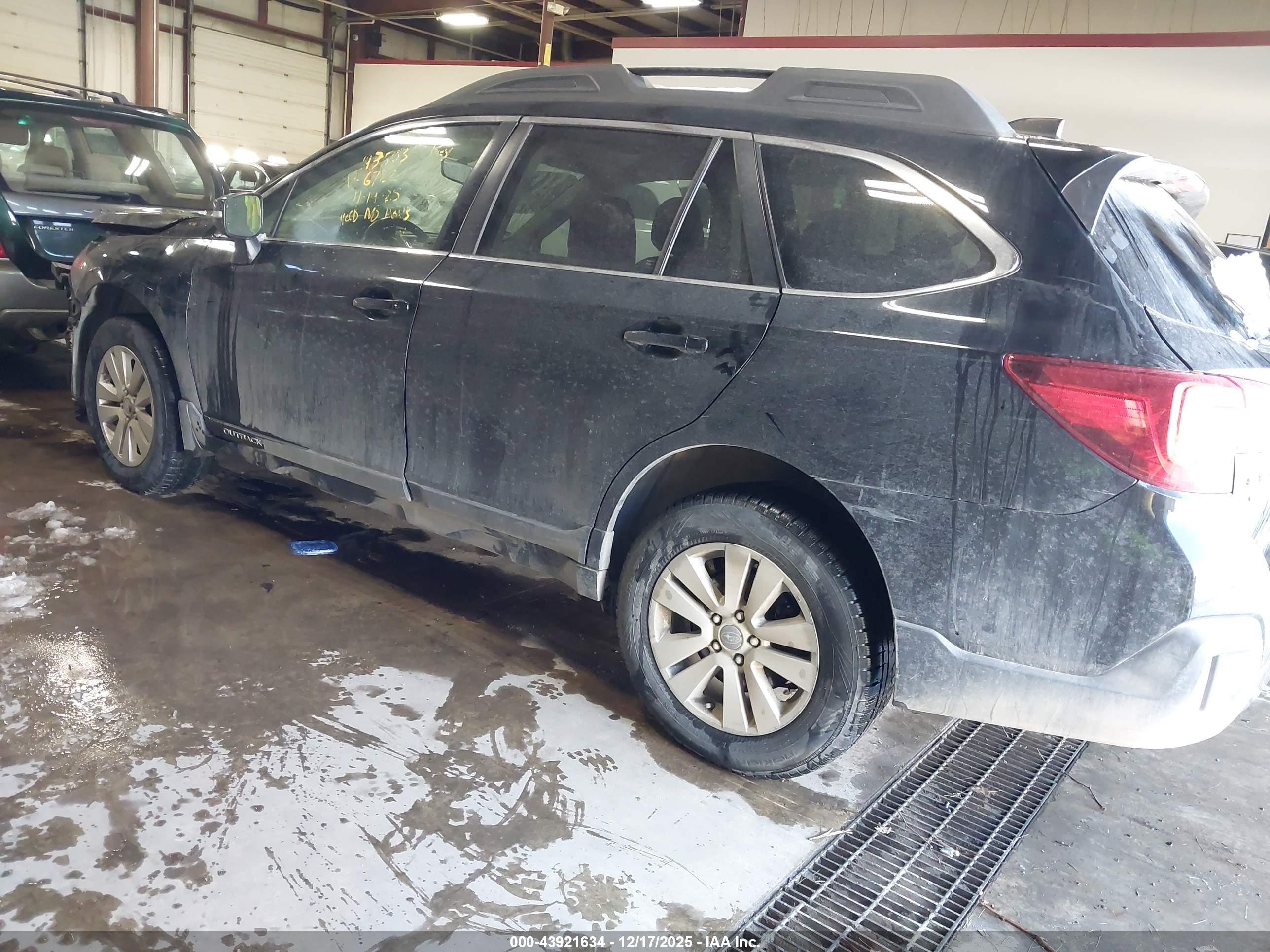 SUBARU OUTBACK image 3