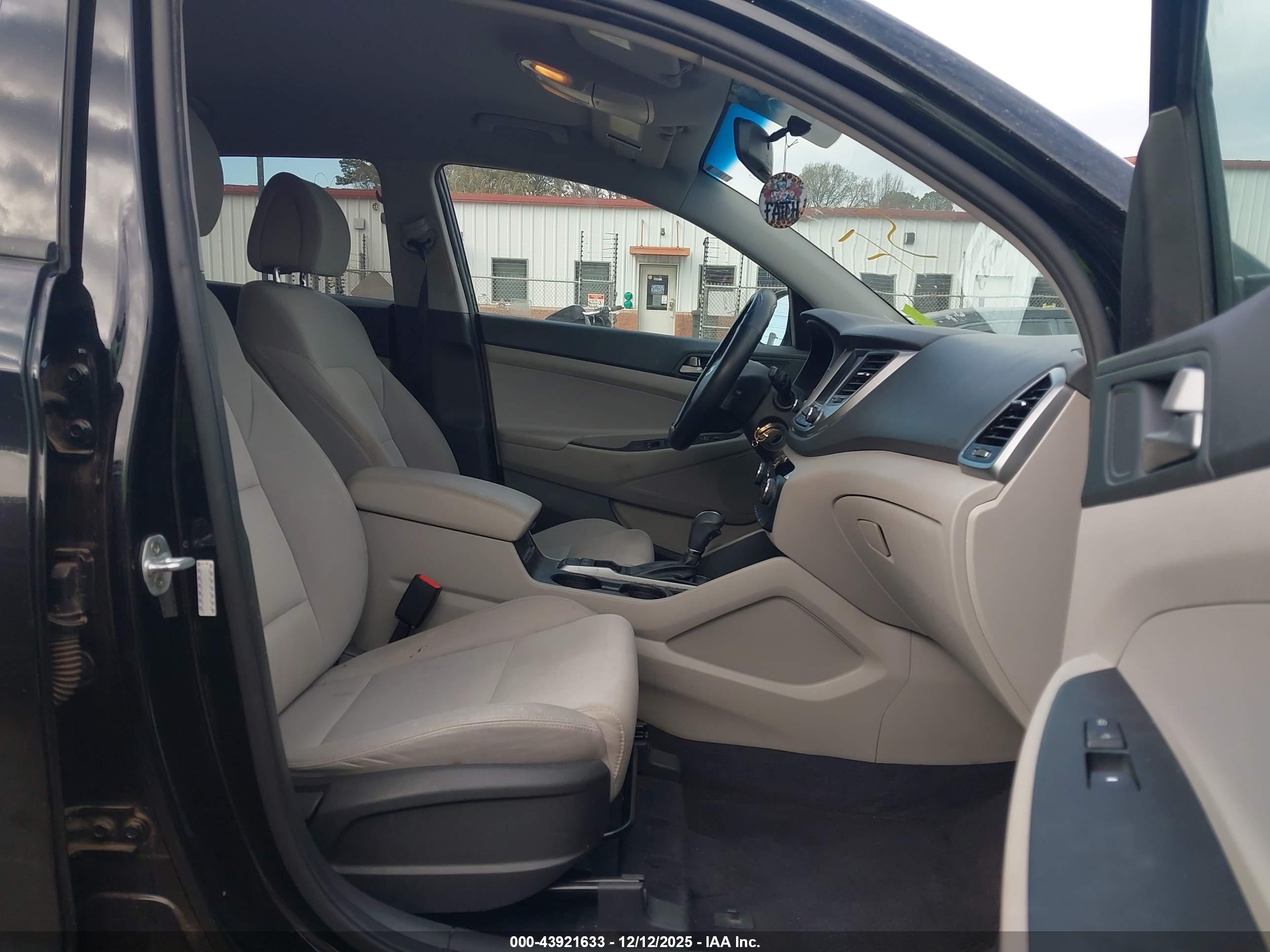 HYUNDAI TUCSON image 5