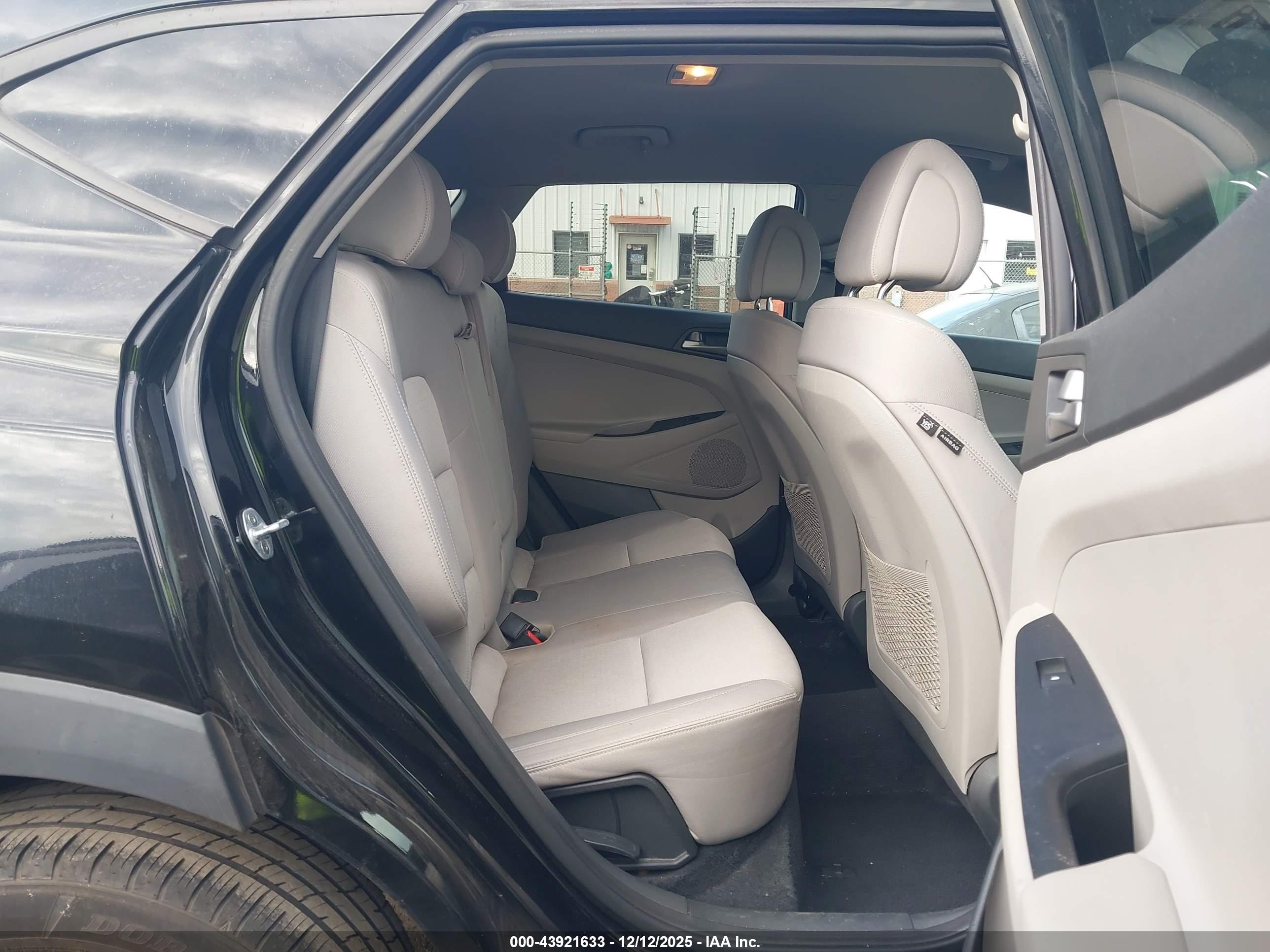 HYUNDAI TUCSON image 8