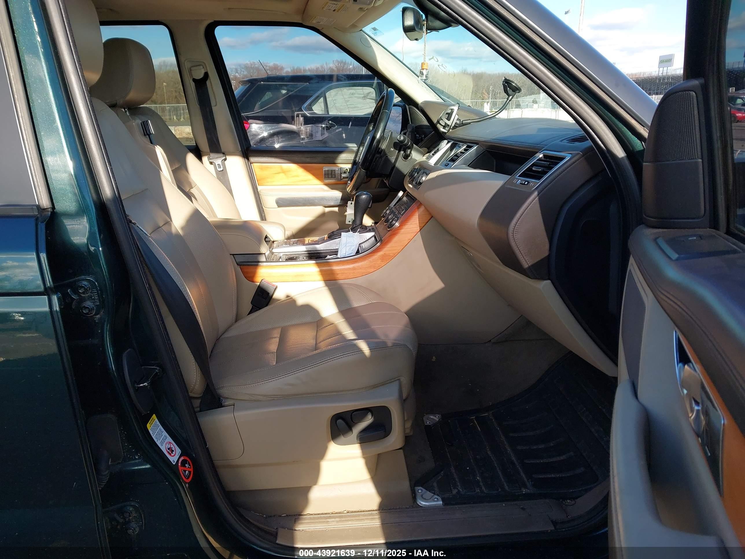 LAND ROVER image 5