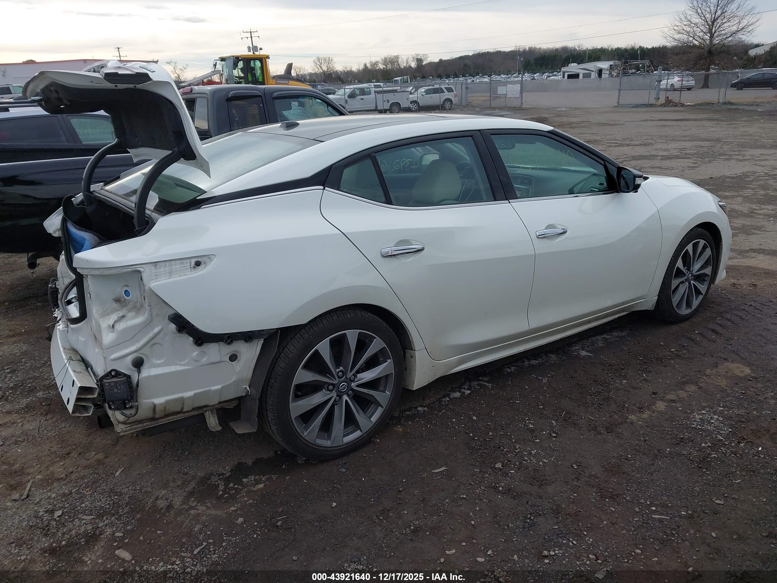 NISSAN MAXIMA image 4