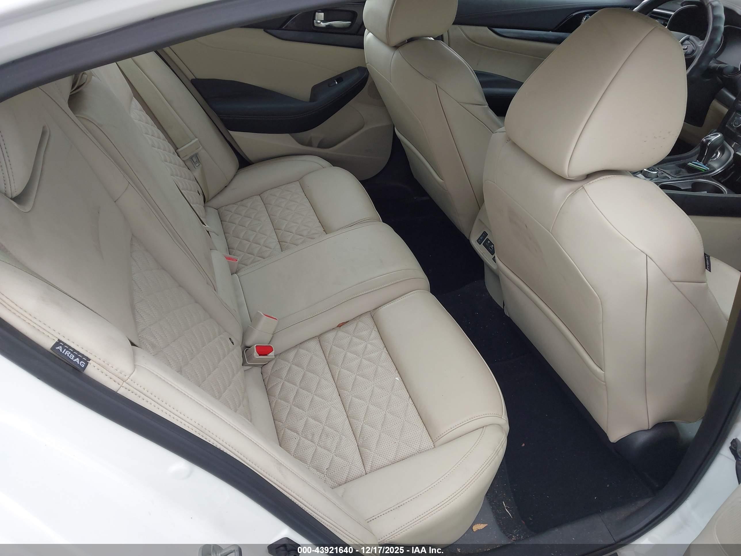 NISSAN MAXIMA image 8