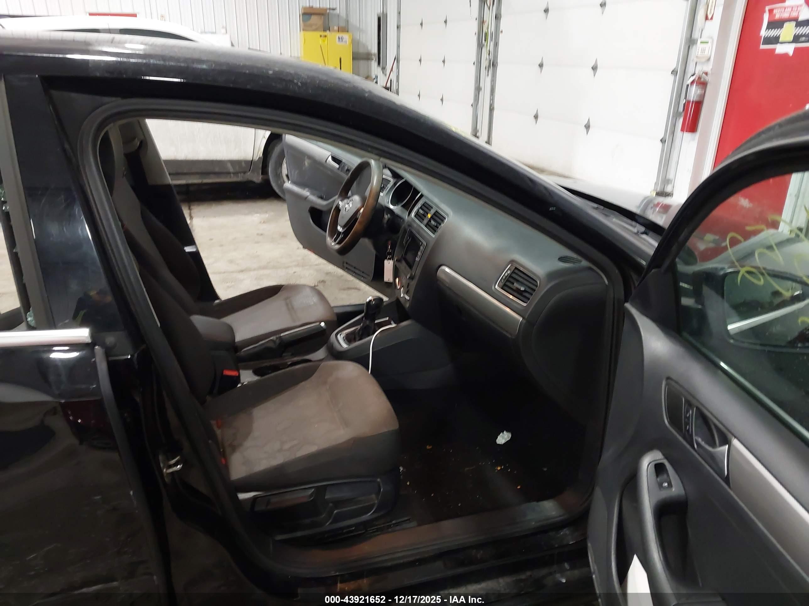 VOLKSWAGEN JETTA image 5