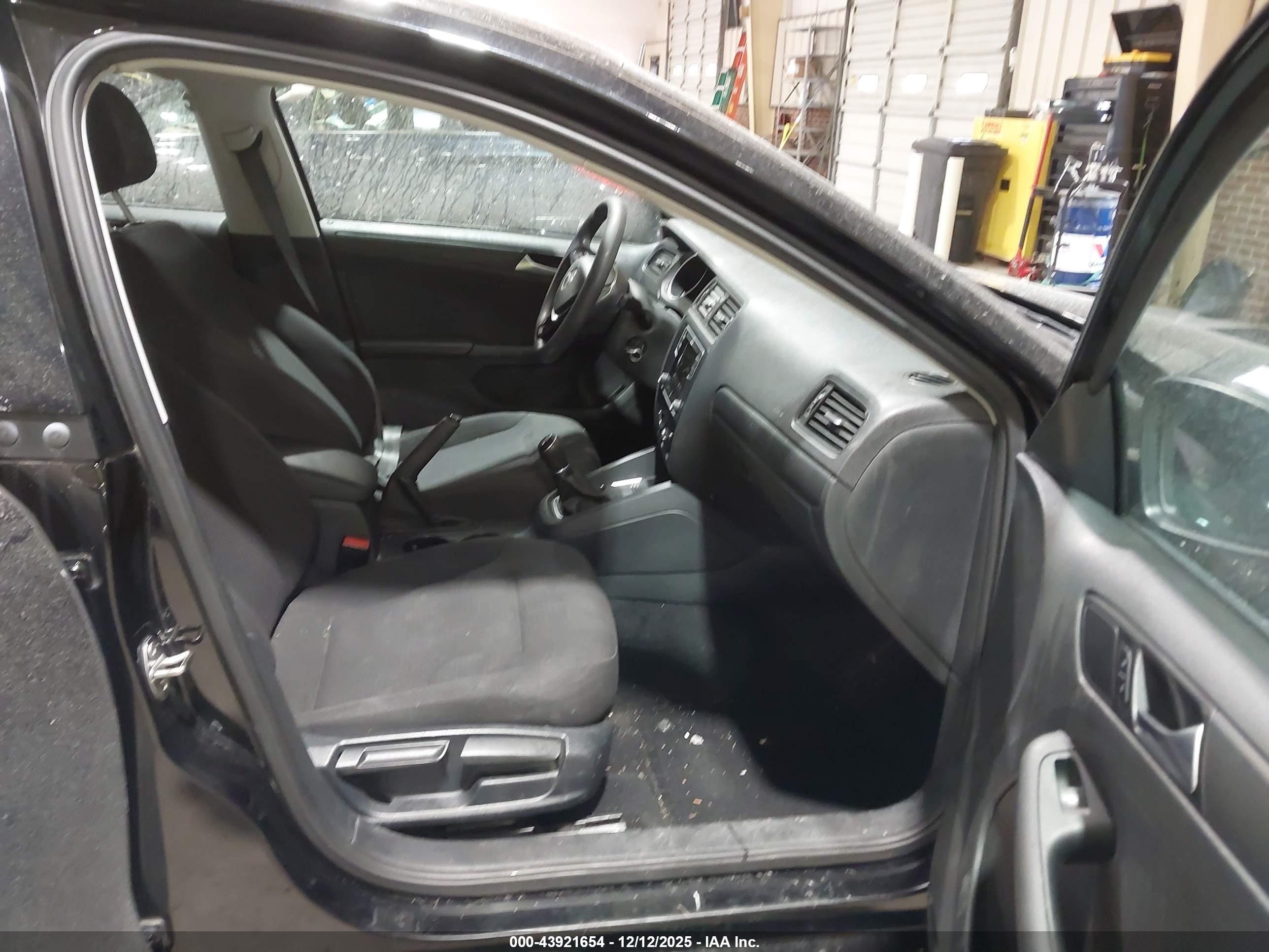 VOLKSWAGEN JETTA image 5