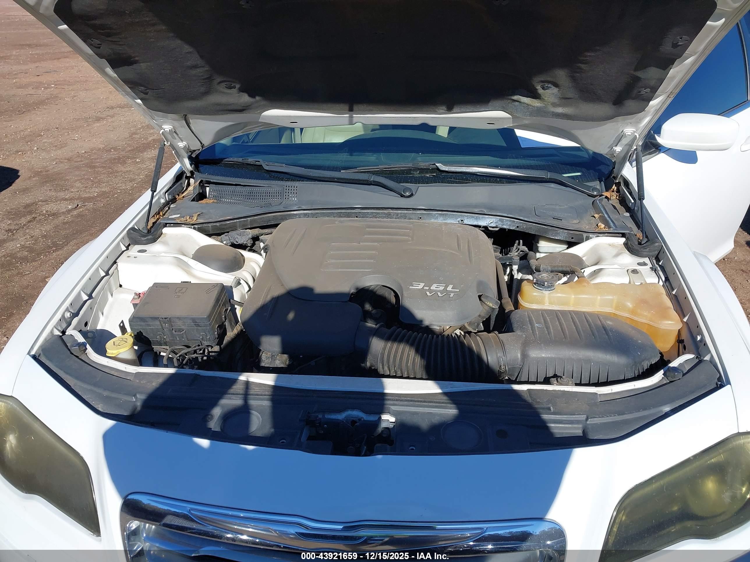 CHRYSLER 300 image 10