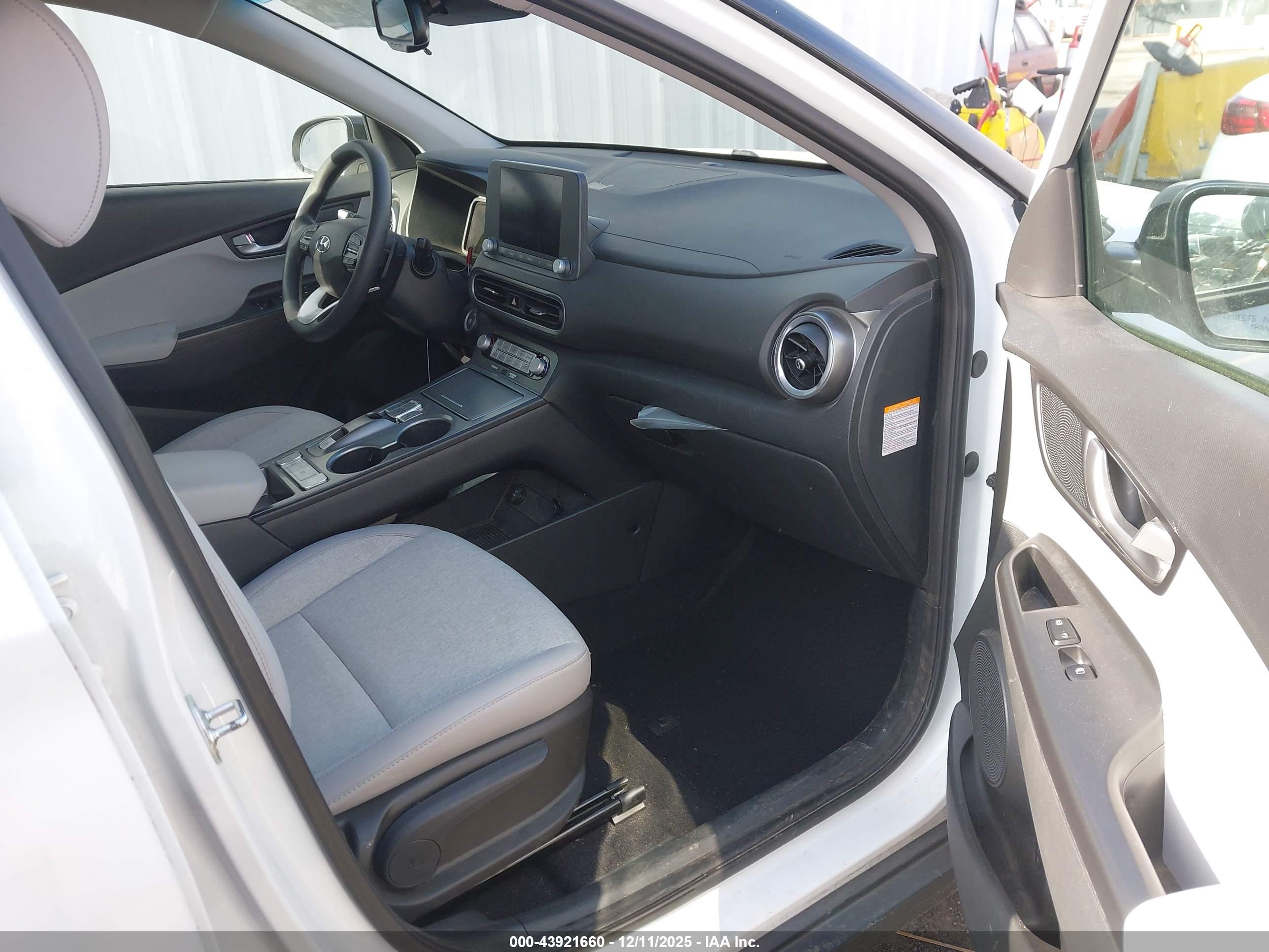 HYUNDAI KONA image 5