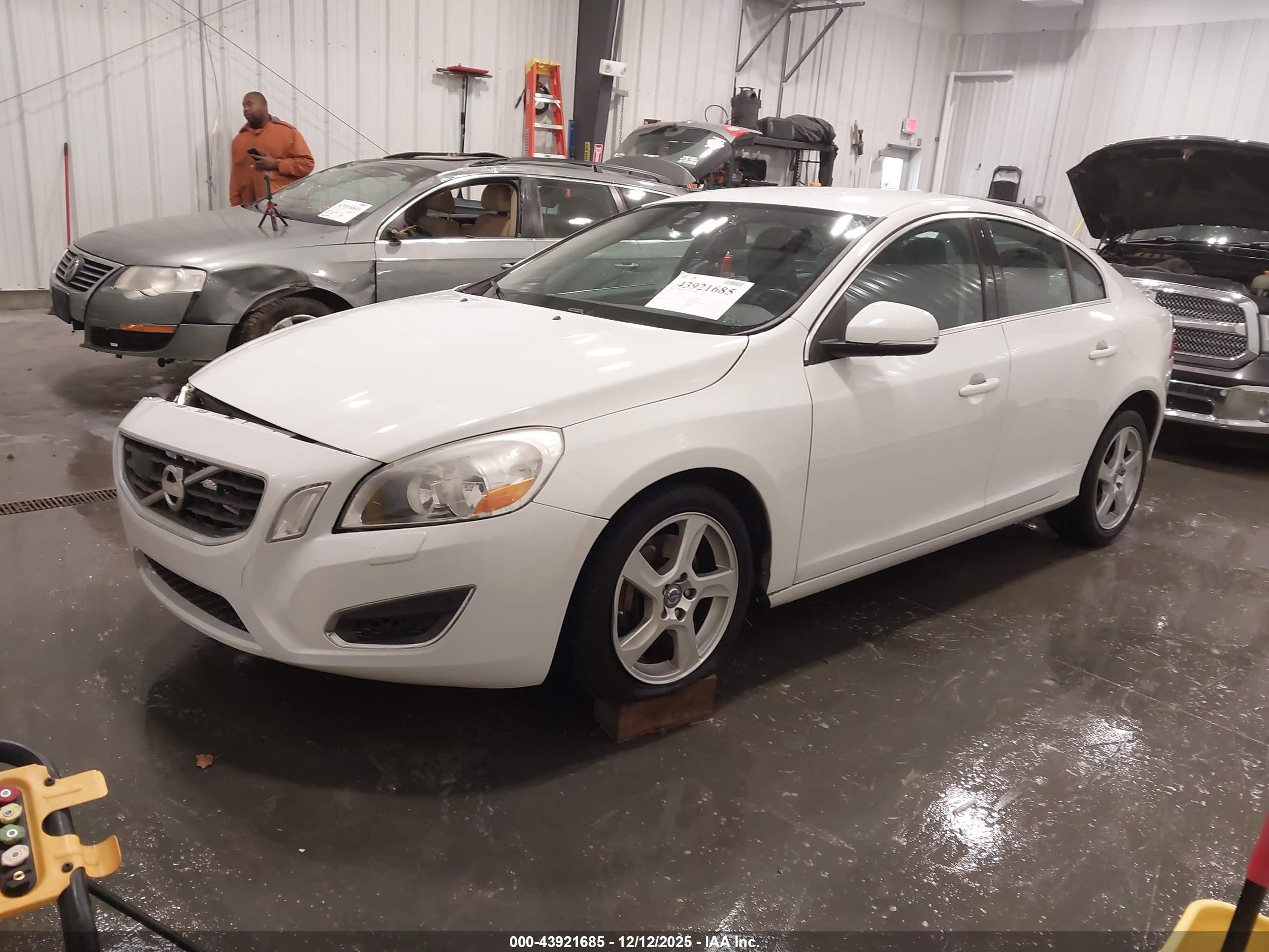 VOLVO S60 image 2