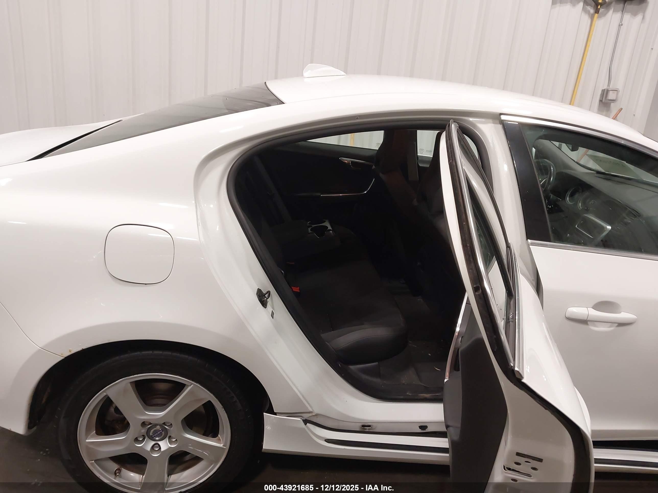 VOLVO S60 image 8