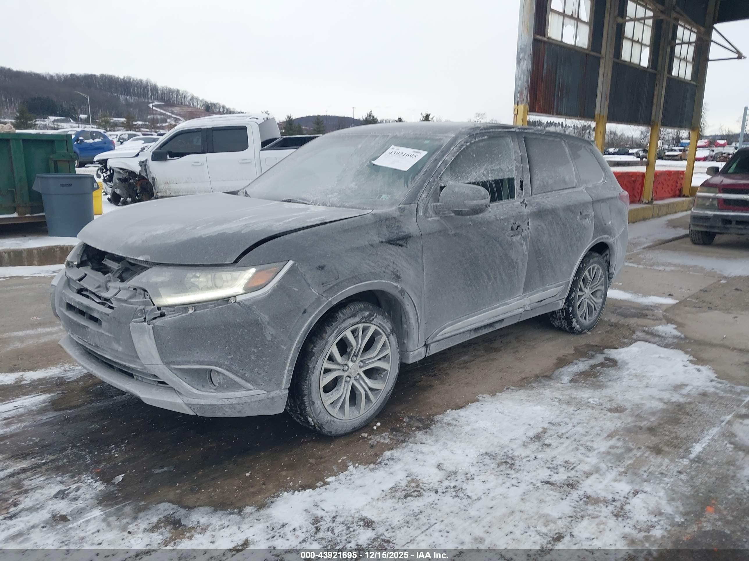 MITSUBISHI OUTLANDER image 2