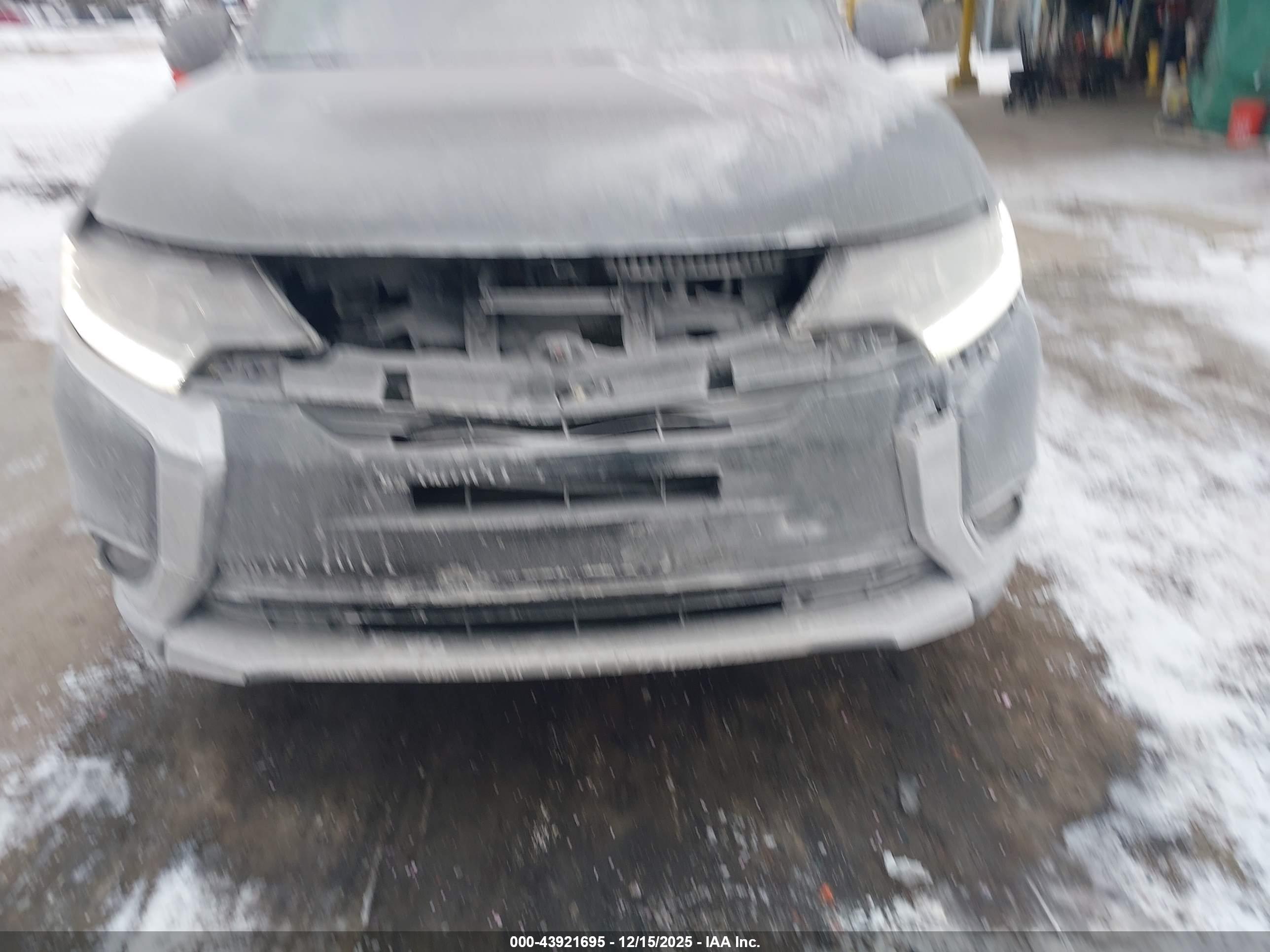 MITSUBISHI OUTLANDER image 6